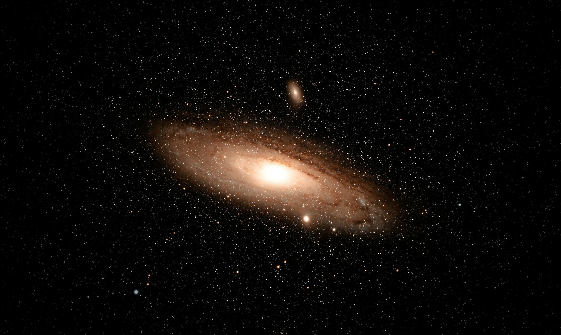Nebulosa luminosa con stelle e gas interstellare