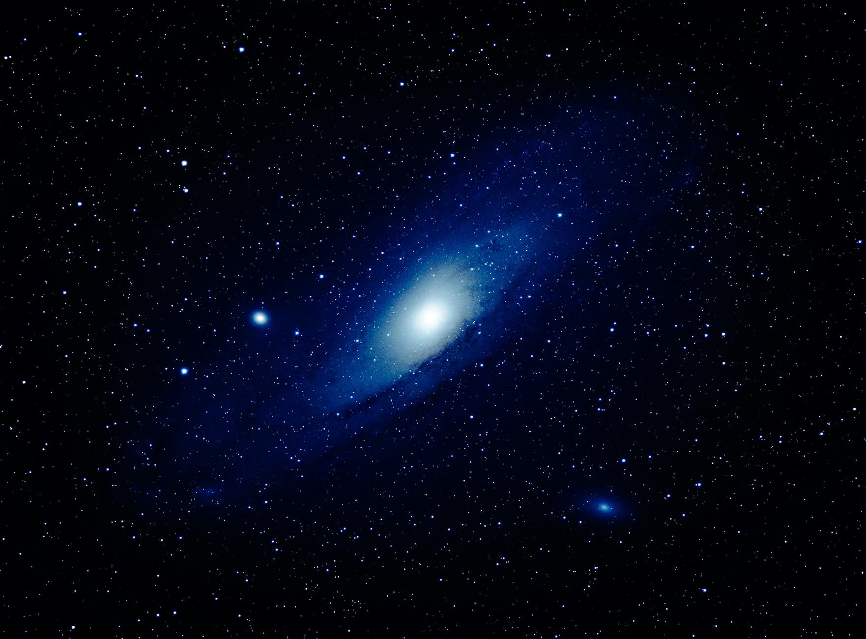 Telescopio spaziale che osserva l'universo