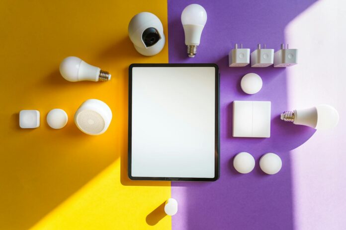 Dispositivi smart home e tablet visti dall'alto su sfondo colorato