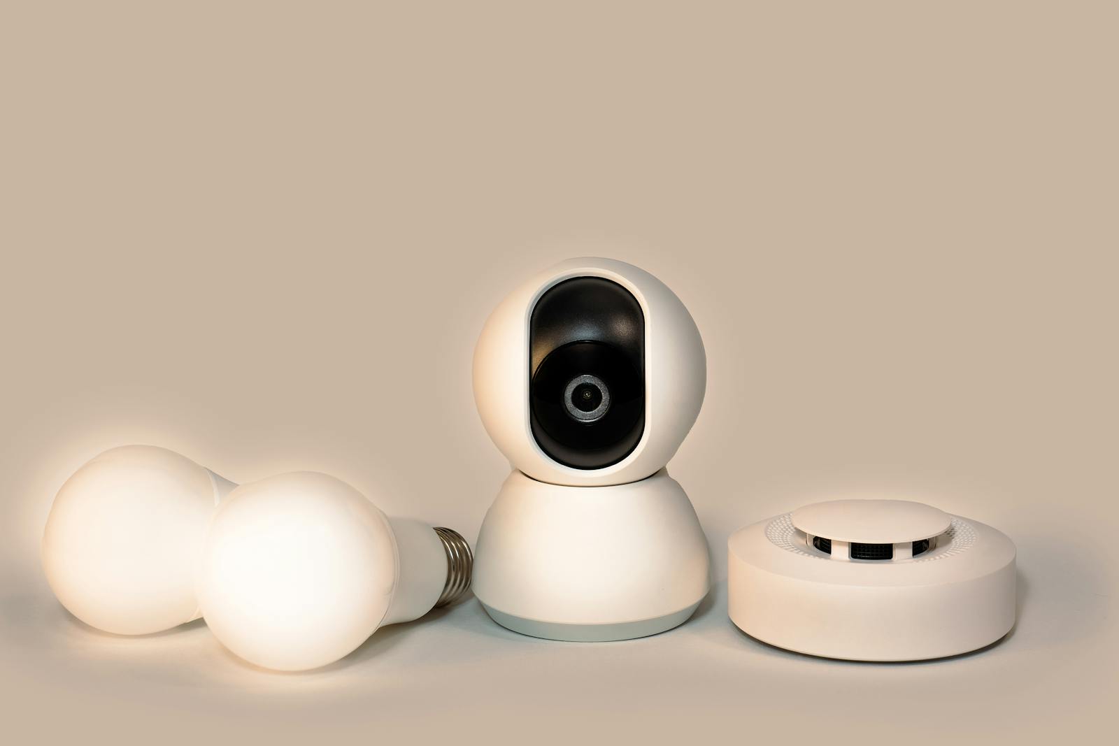 Gadget smart home moderni disposti in flat lay minimalista