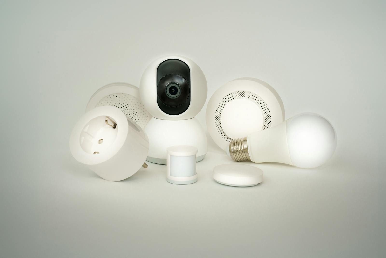 Raccolta di dispositivi smart home tra lampadine, prese e telecamere