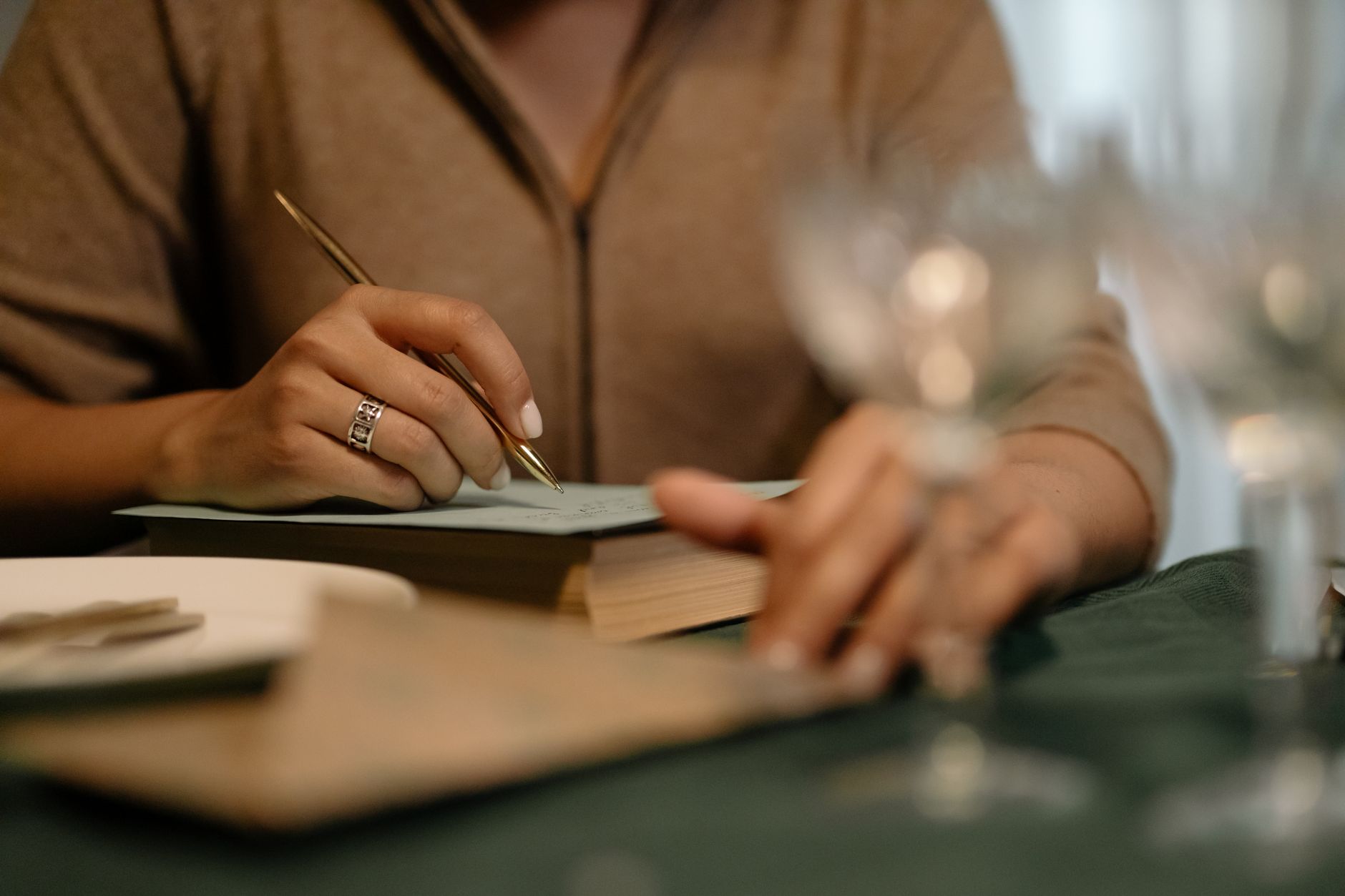 Donna che scrive su quaderno aperto