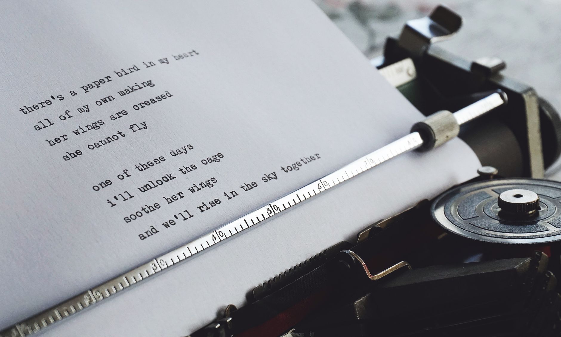 Libro aperto con testo scritto a mano