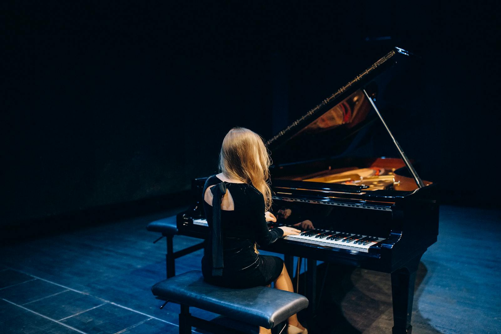 Mani sulla tastiera del pianoforte: gesto motorio automatizzato
