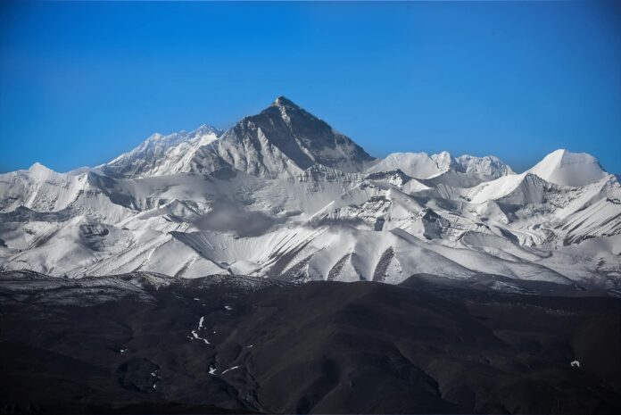Cima dell Everest e catena himalayana al tramonto