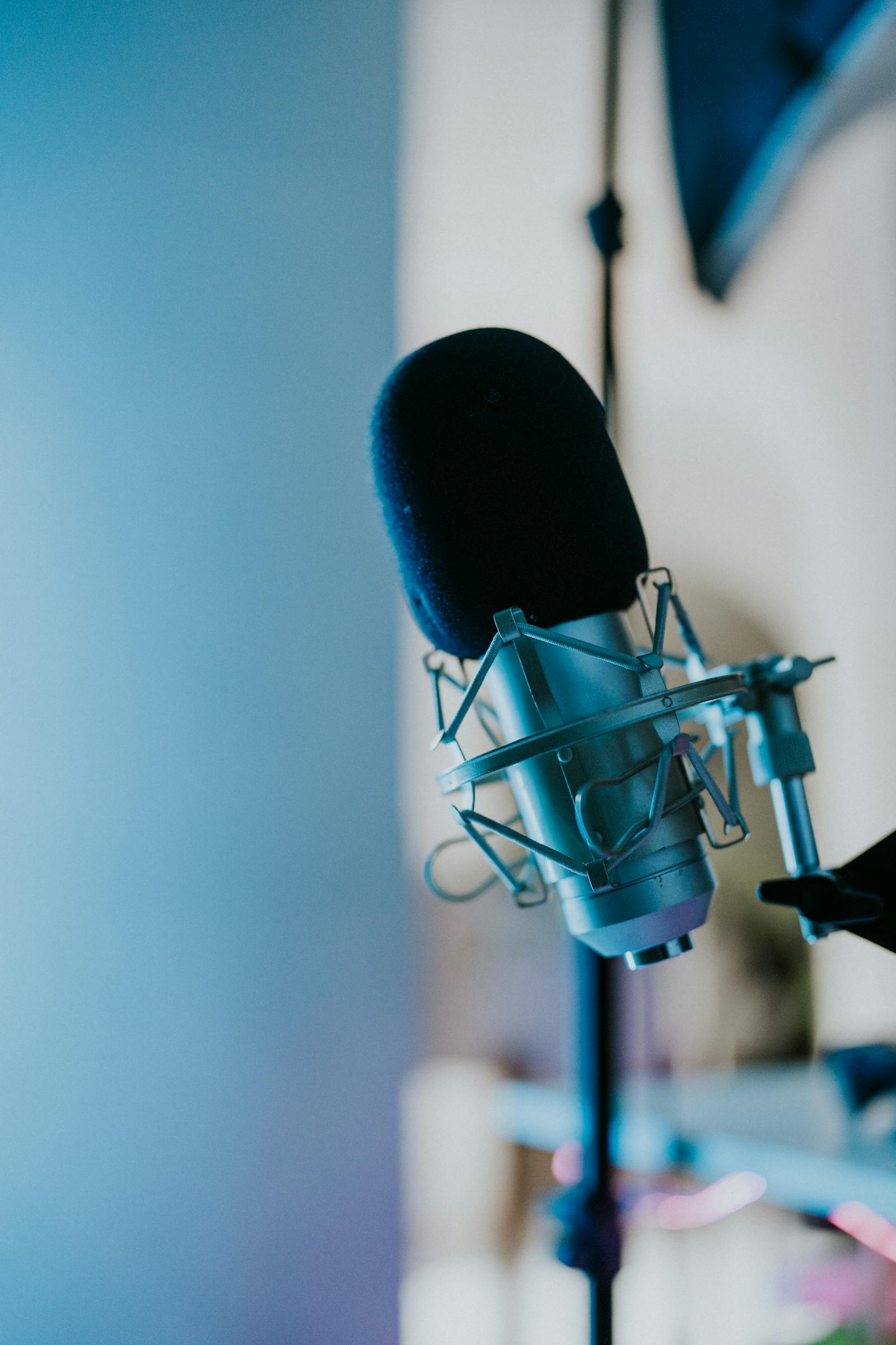 ElevenLabs voce AI: microfono condensatore in studio di registrazione