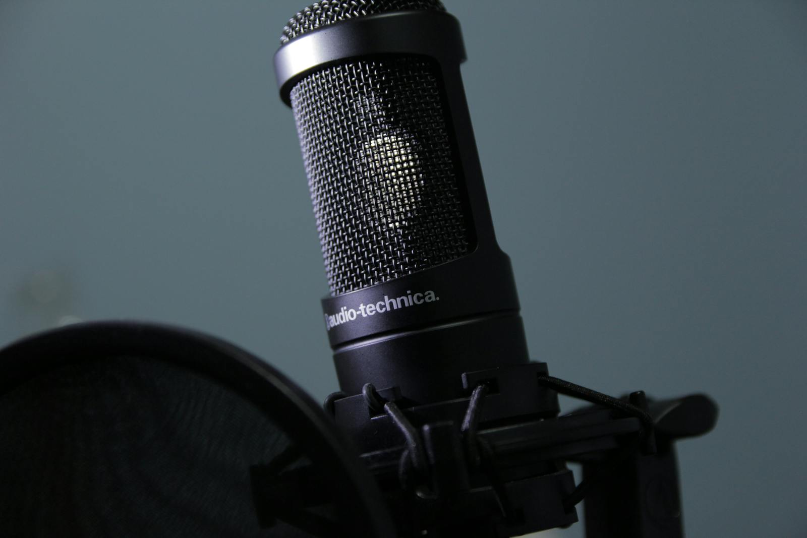 Microfono professionale con pop filter — voce AI ElevenLabs