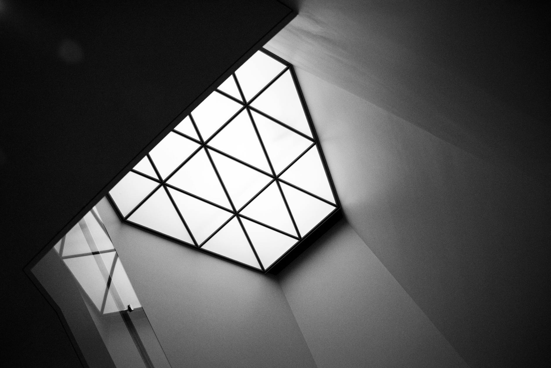Foto In Scala Di Grigi Della Finestra Del Pannello Di Vetro