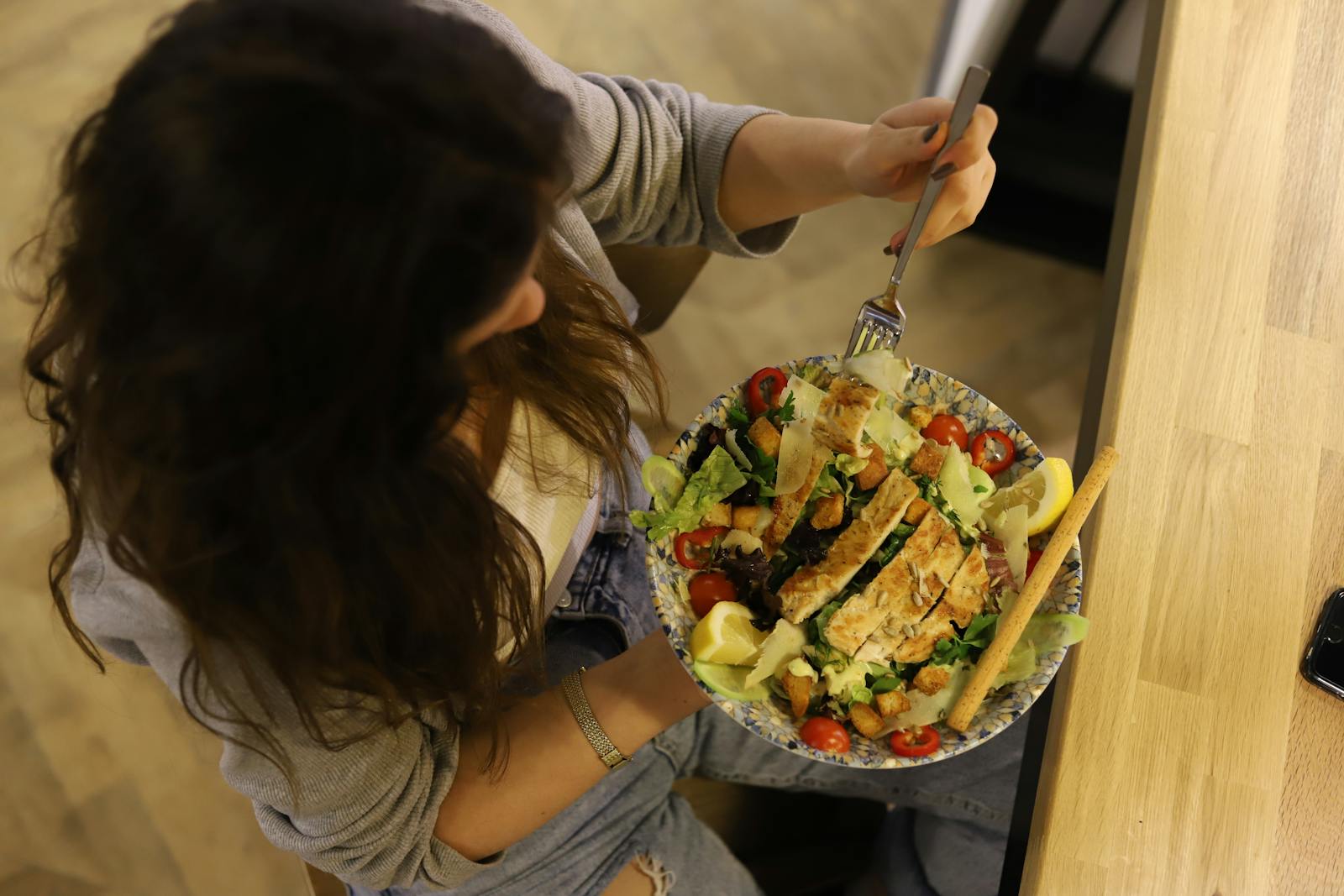 Persona che mangia a tavola: i suoni della masticazione sono uno dei trigger più frequenti della misofonia