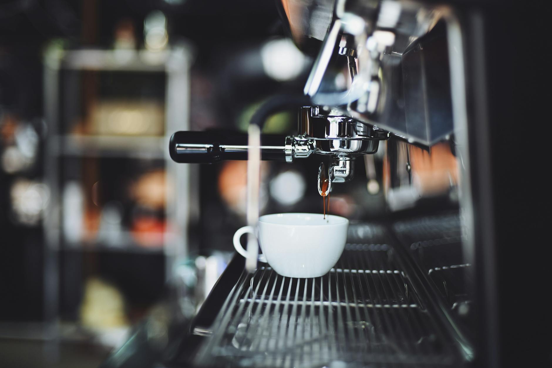 Barista prepara espresso al bancone del bar