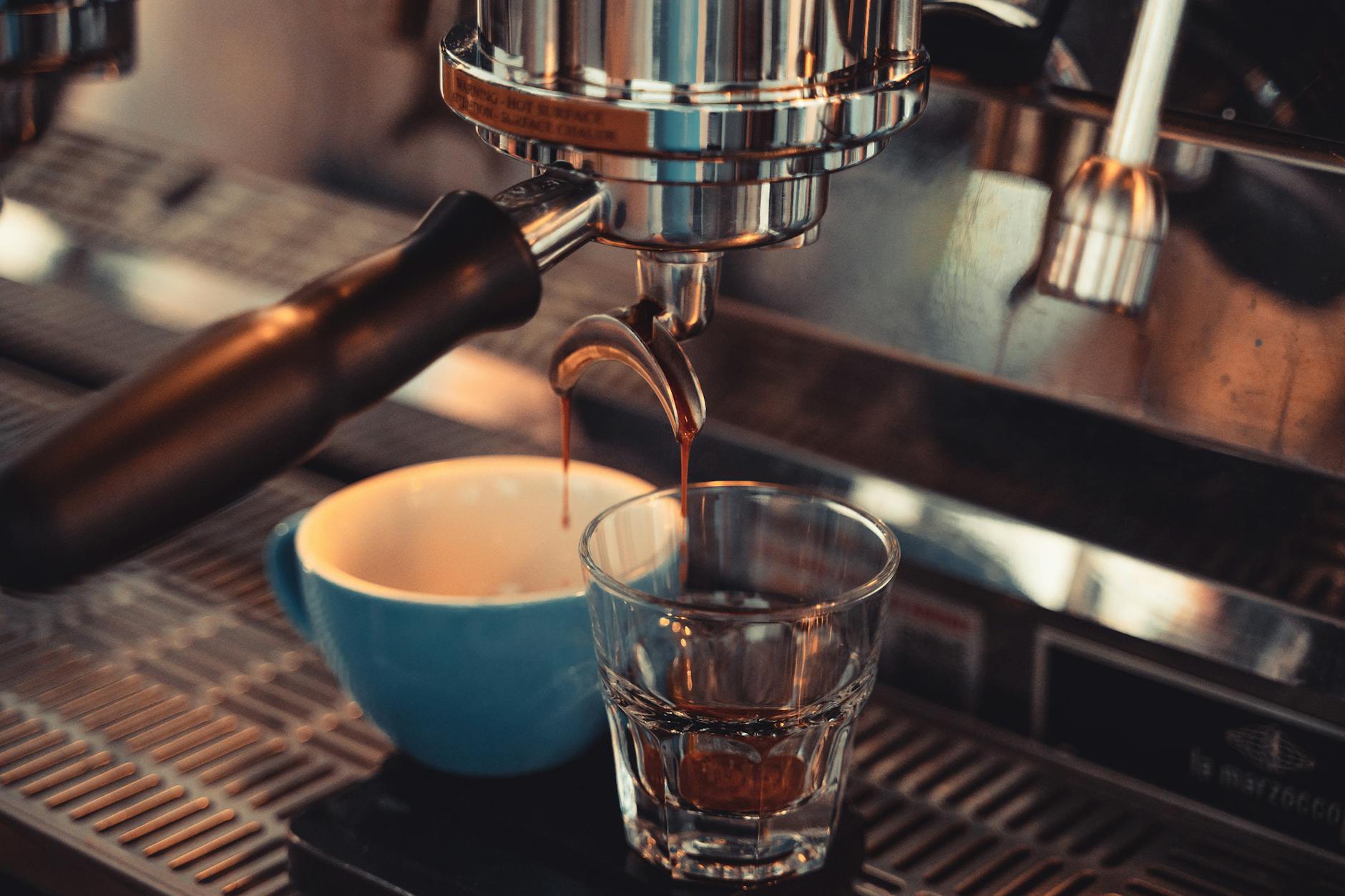 Bar italiano interno con macchina espresso professionale