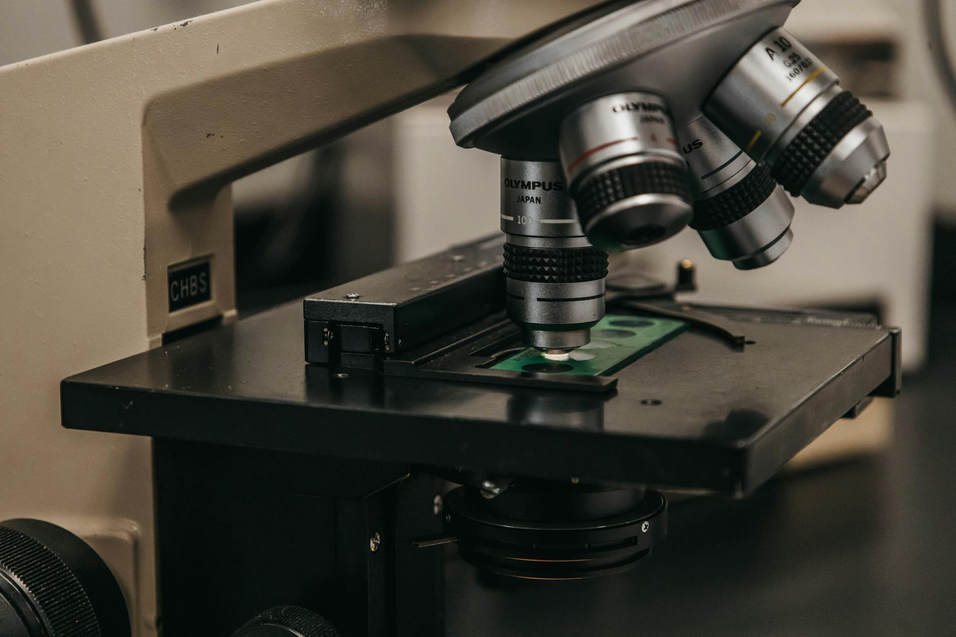 Ricercatore al microscopio in un laboratorio biomedico