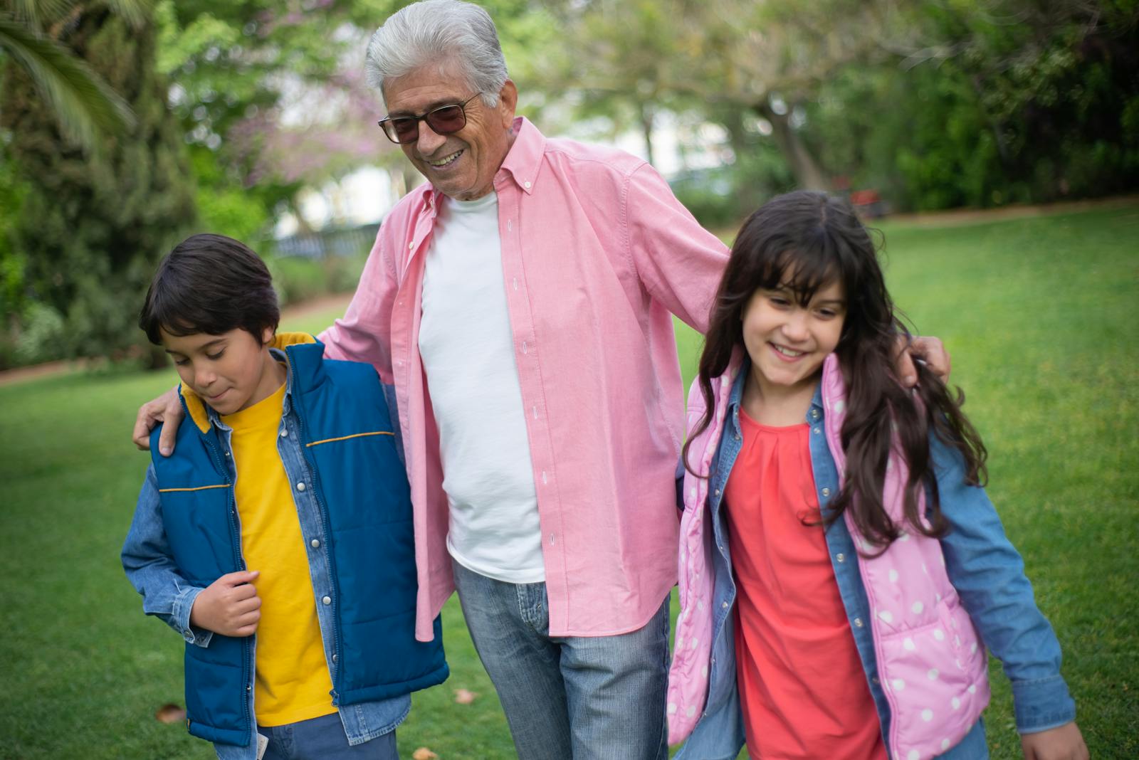 Nonno gioca con nipote al parco momento felice