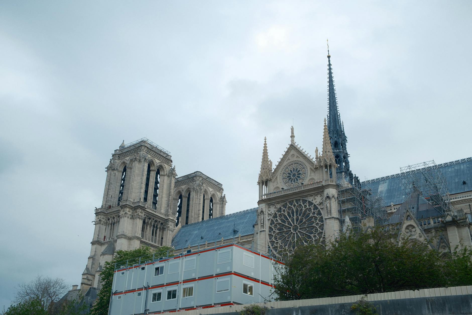 Interno della cattedrale di Notre-Dame con vetrate gotiche