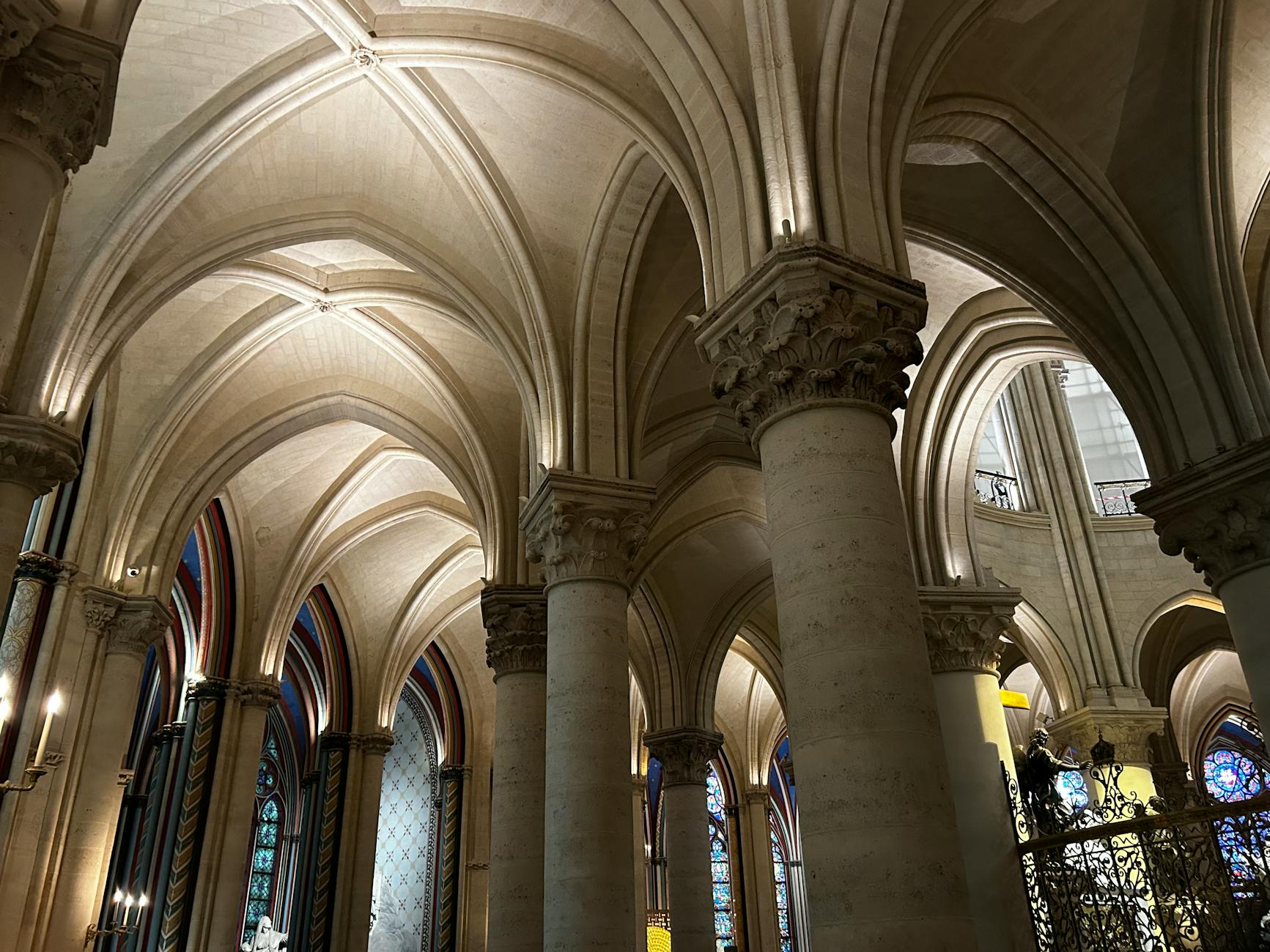 Vista panoramica notturna di Parigi con cattedrale illuminata