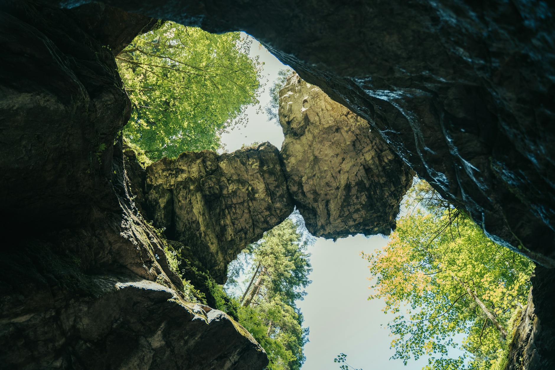 Interno di una grotta con pareti di roccia e minerali