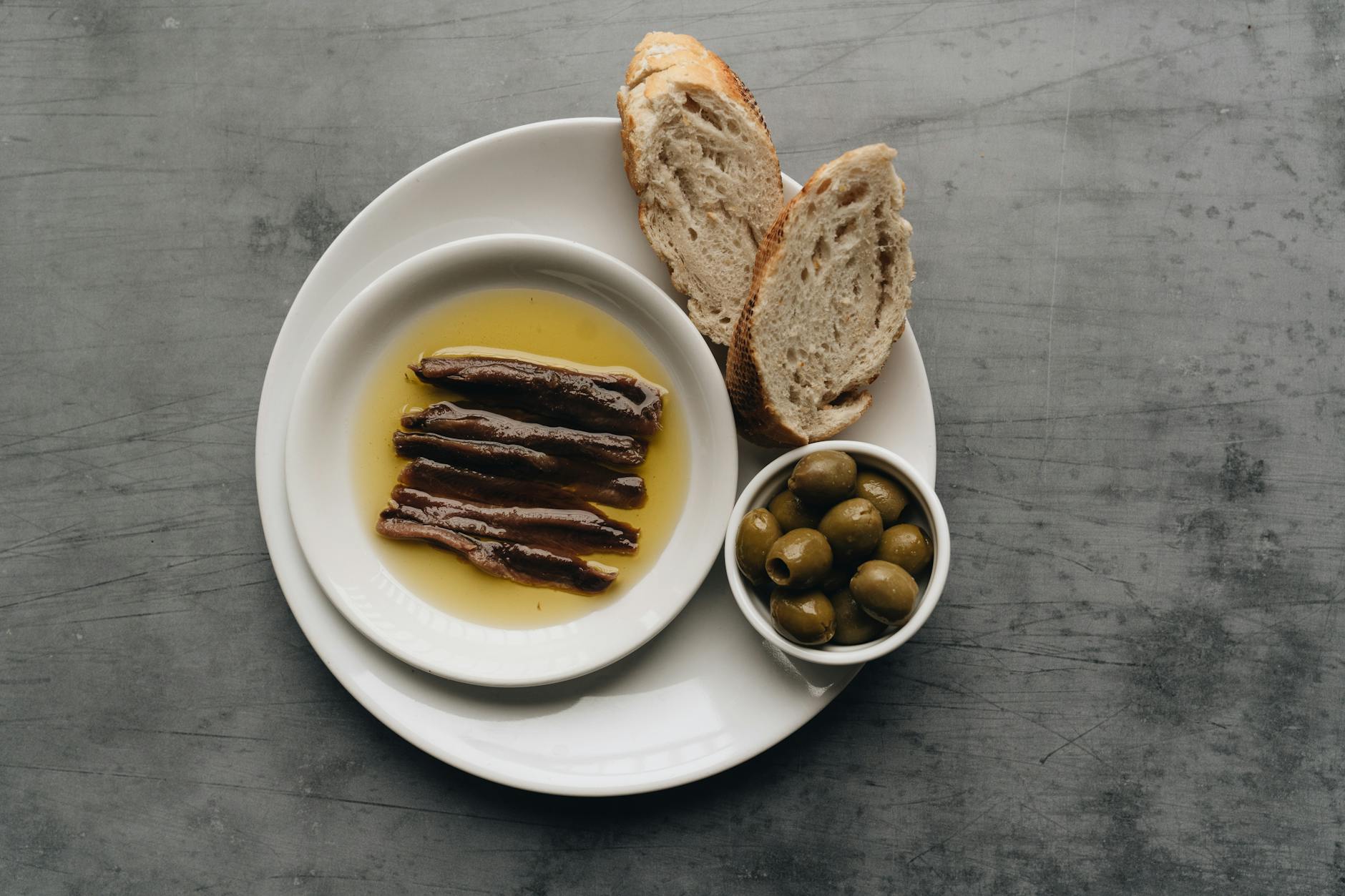 Bagna cauda servita in un tegame di terracotta con verdure crude