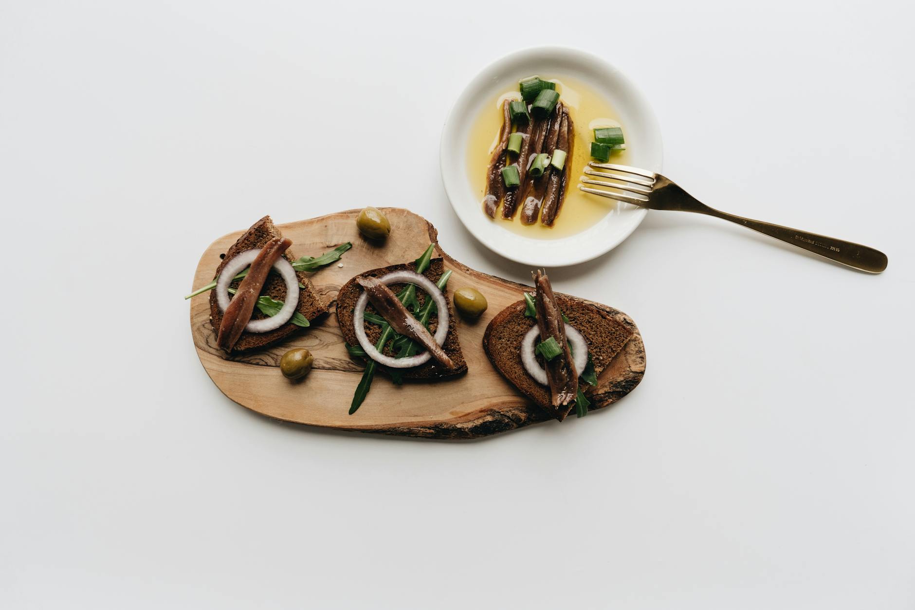 Aglio, acciughe sotto sale e olio d'oliva ingredienti della bagna cauda