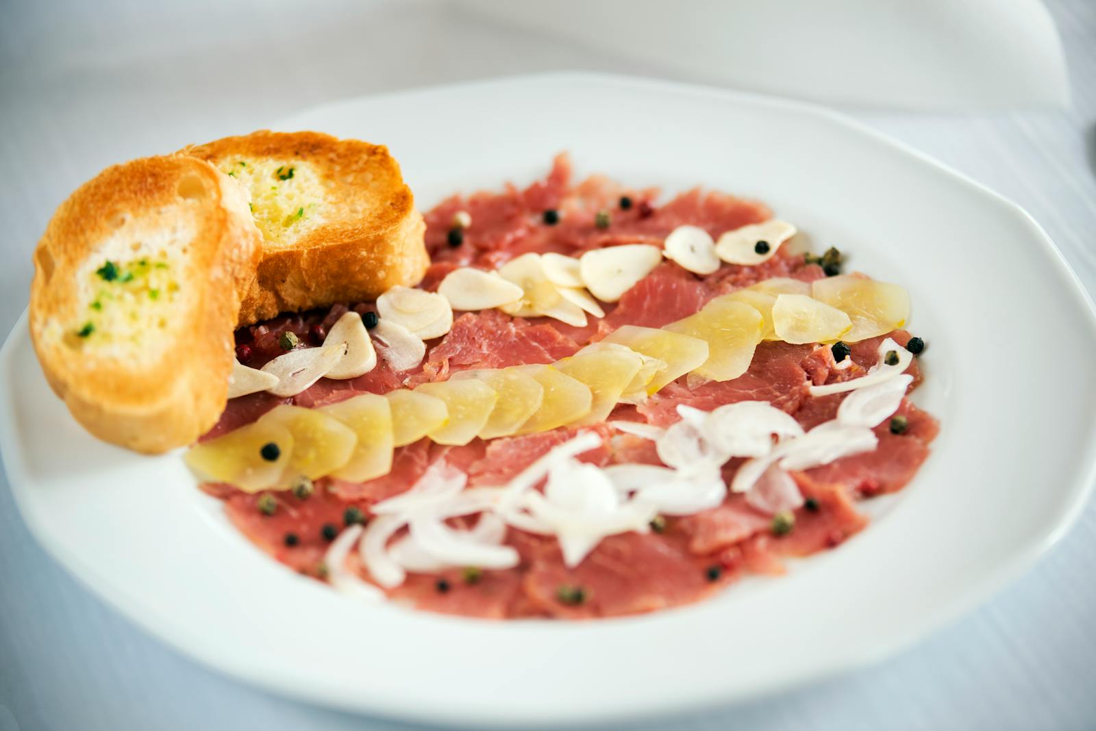 Carne affettata molto sottile servita su un piatto