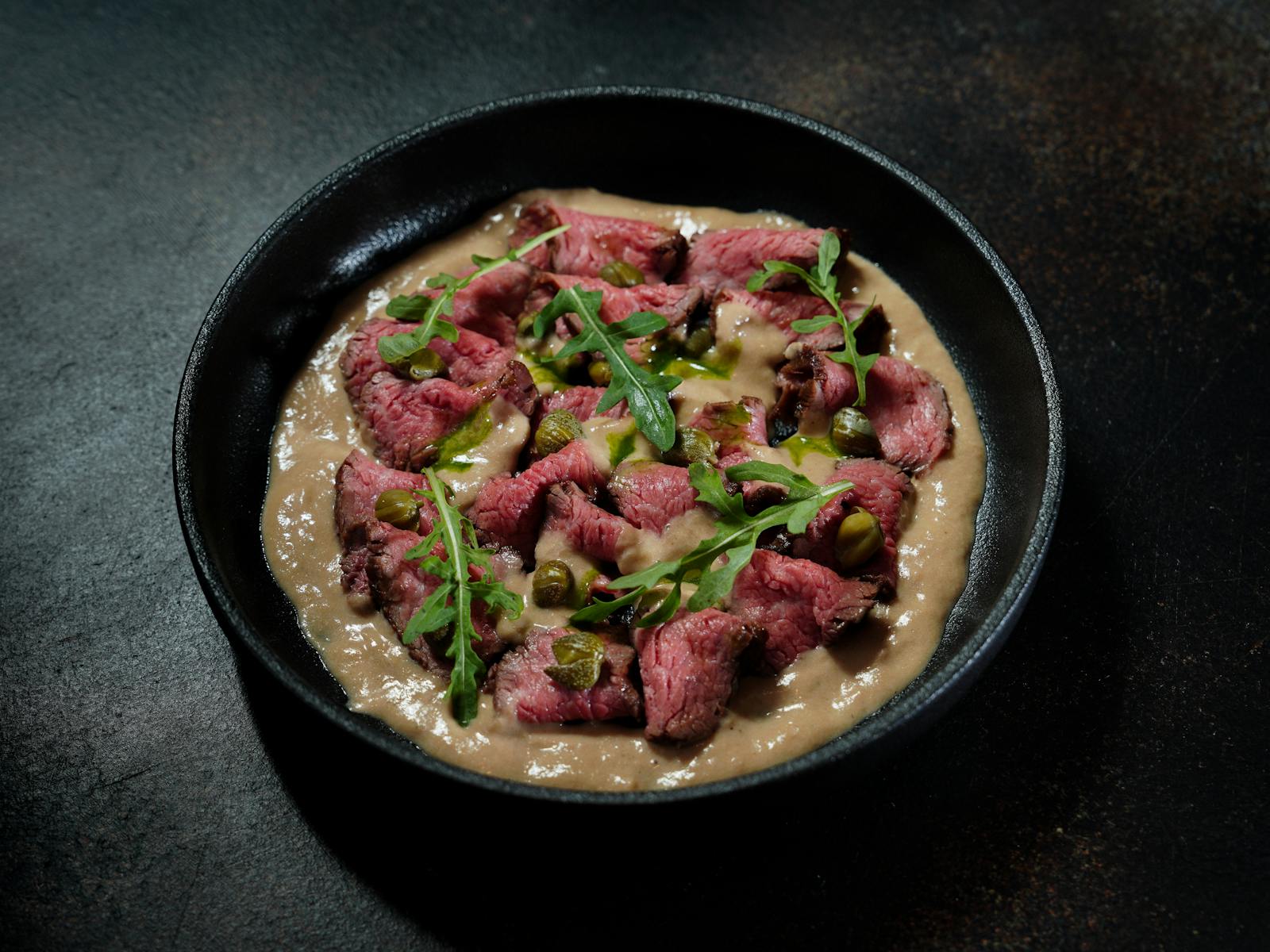 Piatto di carne fredda con salsa cremosa ricca