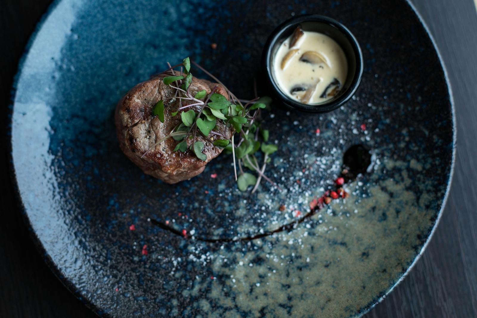 Piatto gourmet di carne impiattato con eleganza