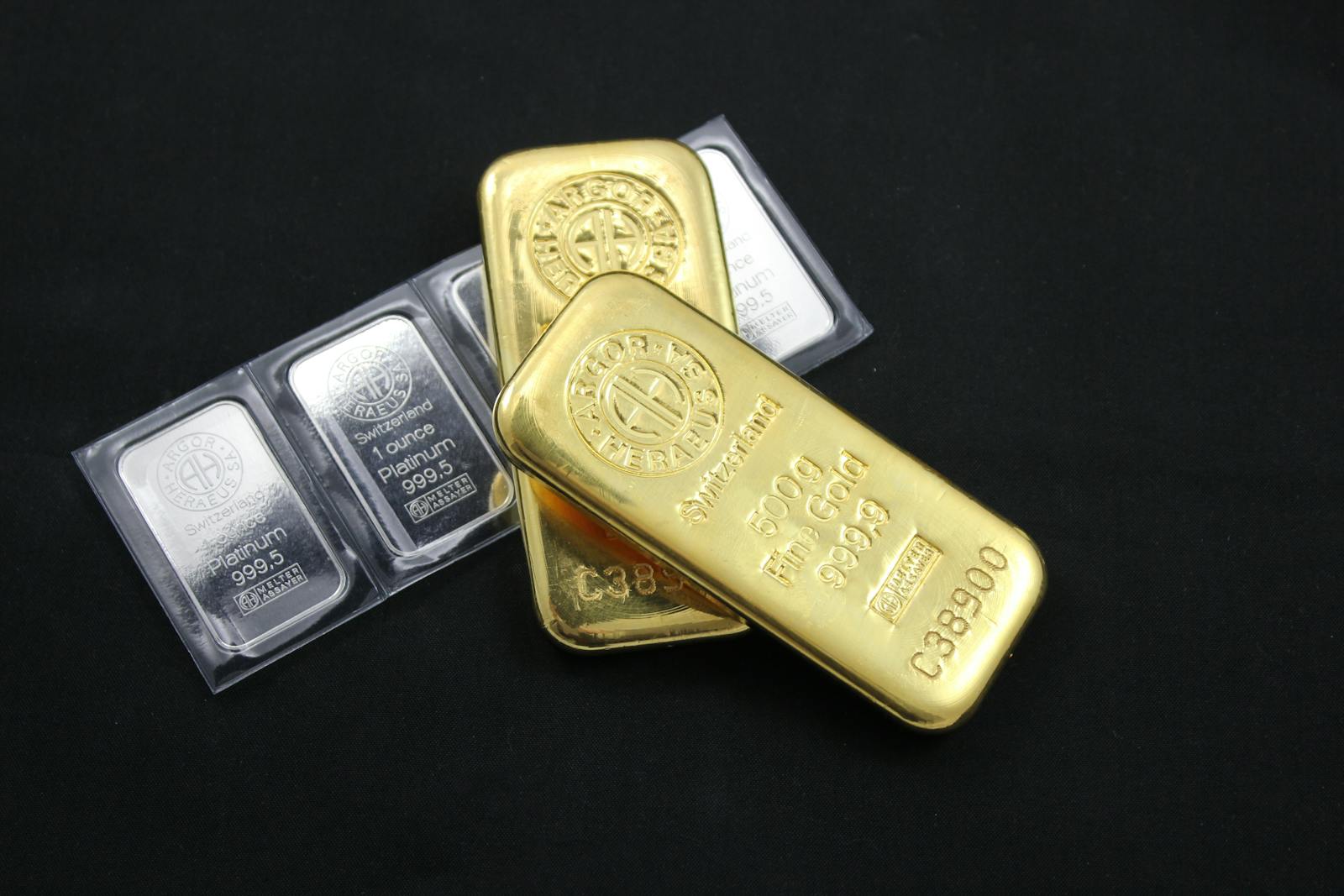 Lingotti d'oro e di platino in primo piano simbolo di ricchezza
