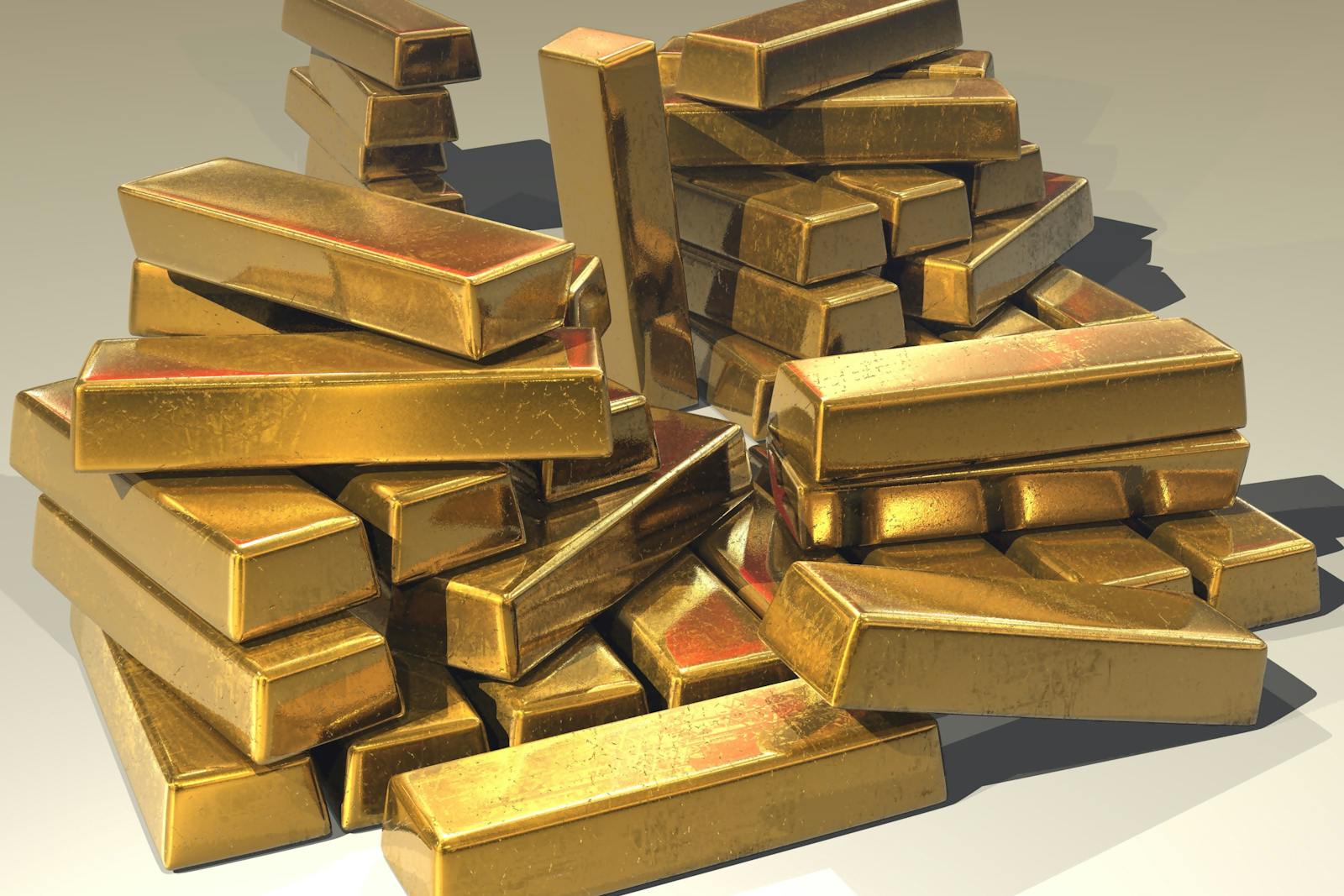 Pila di lingotti d'oro su superficie scura