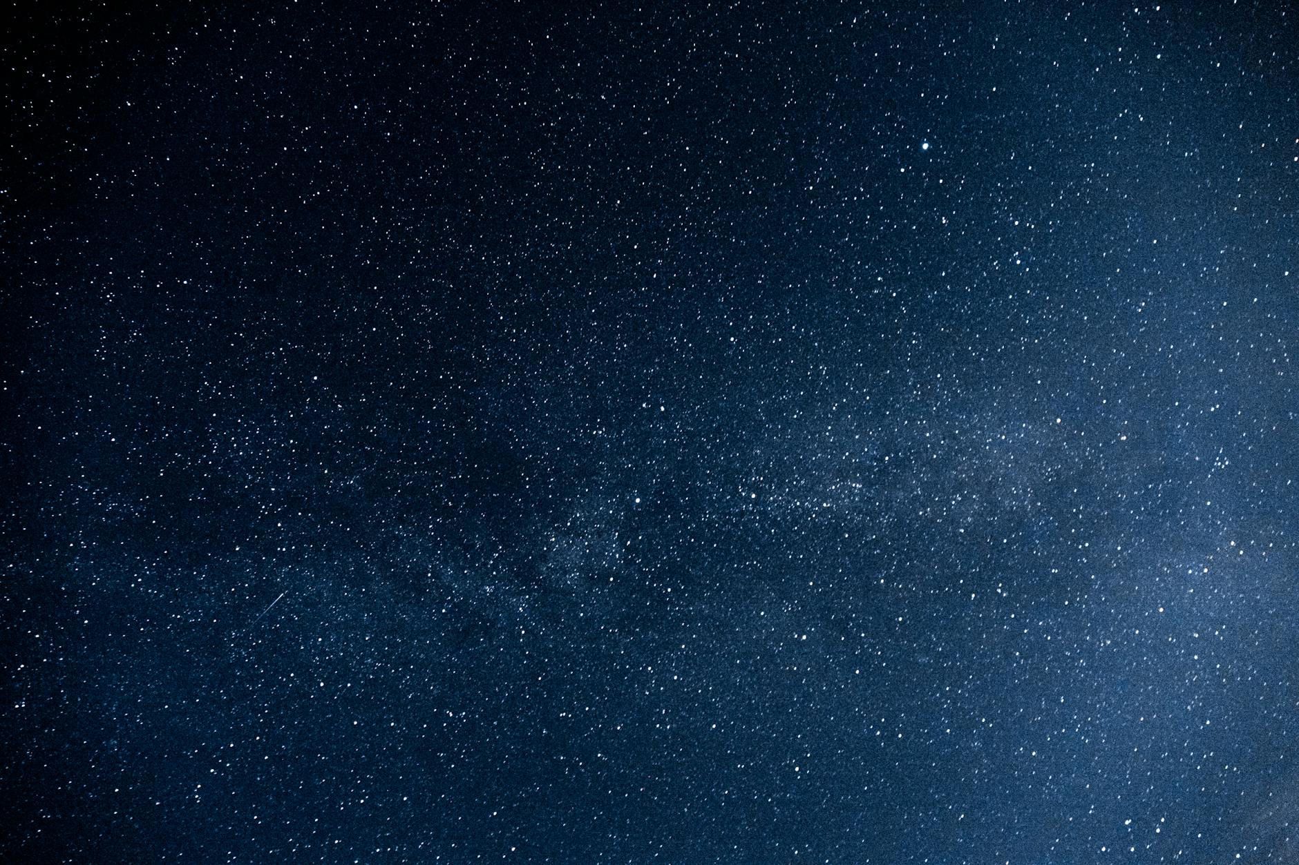 Cielo notturno stellato con simboli zodiacali