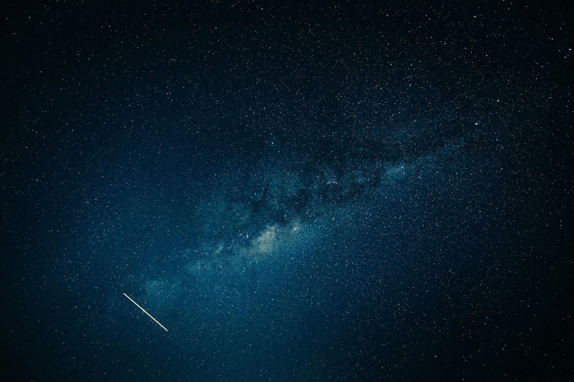 Luna gibbosa che illumina il cielo stellato