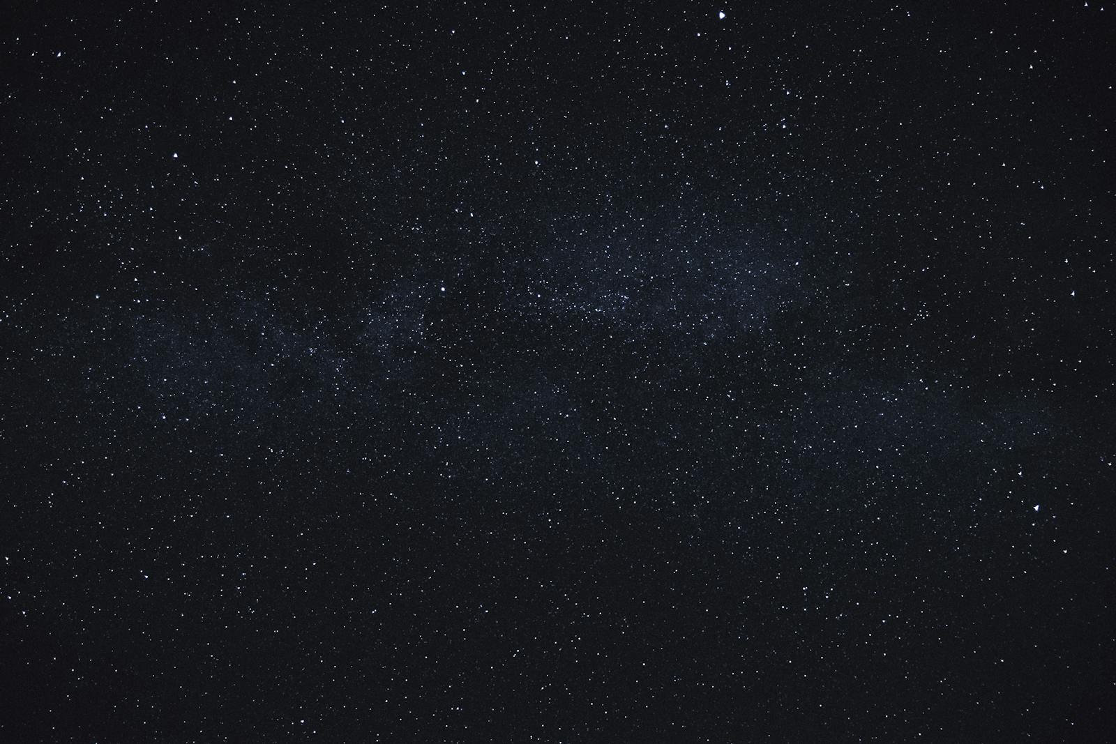 Cielo stellato notturno con stelle visibili
