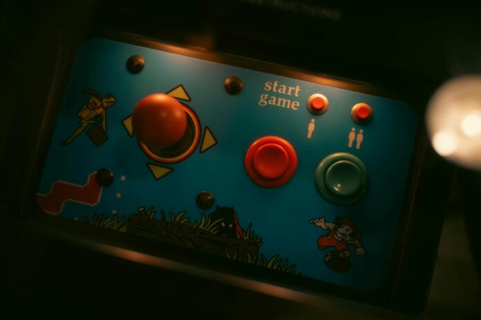 Sala giochi arcade vintage con cabinati luminosi anni Ottanta