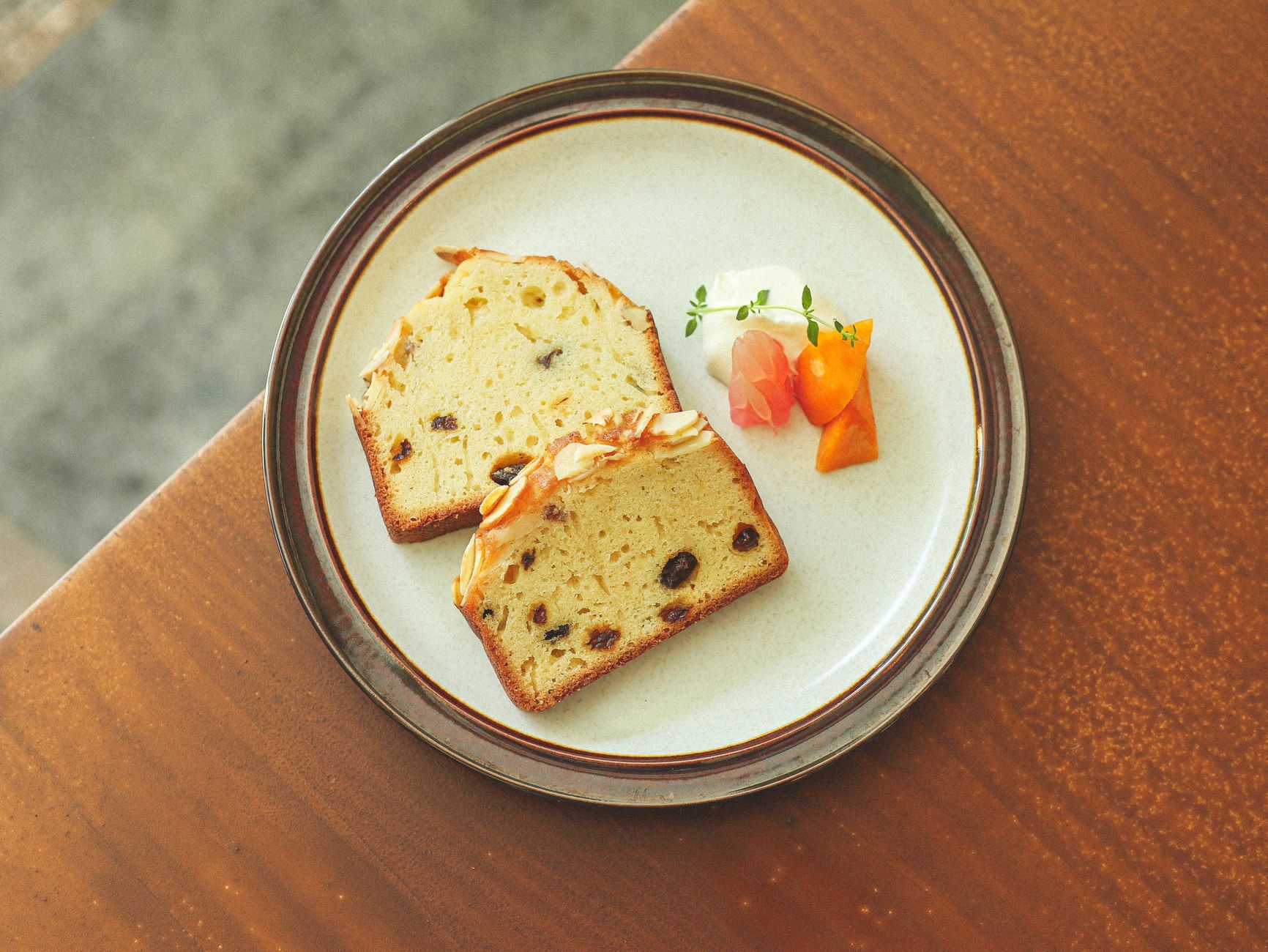 Dolce speziato con mandorle e frutta candita, simile al panforte