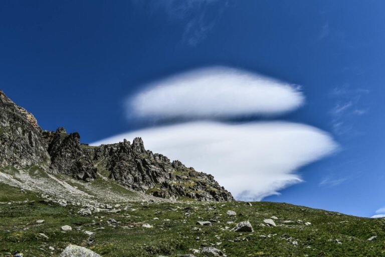 Nuvole nel cielo: forme che il cervello interpreta come volti per pareidolia