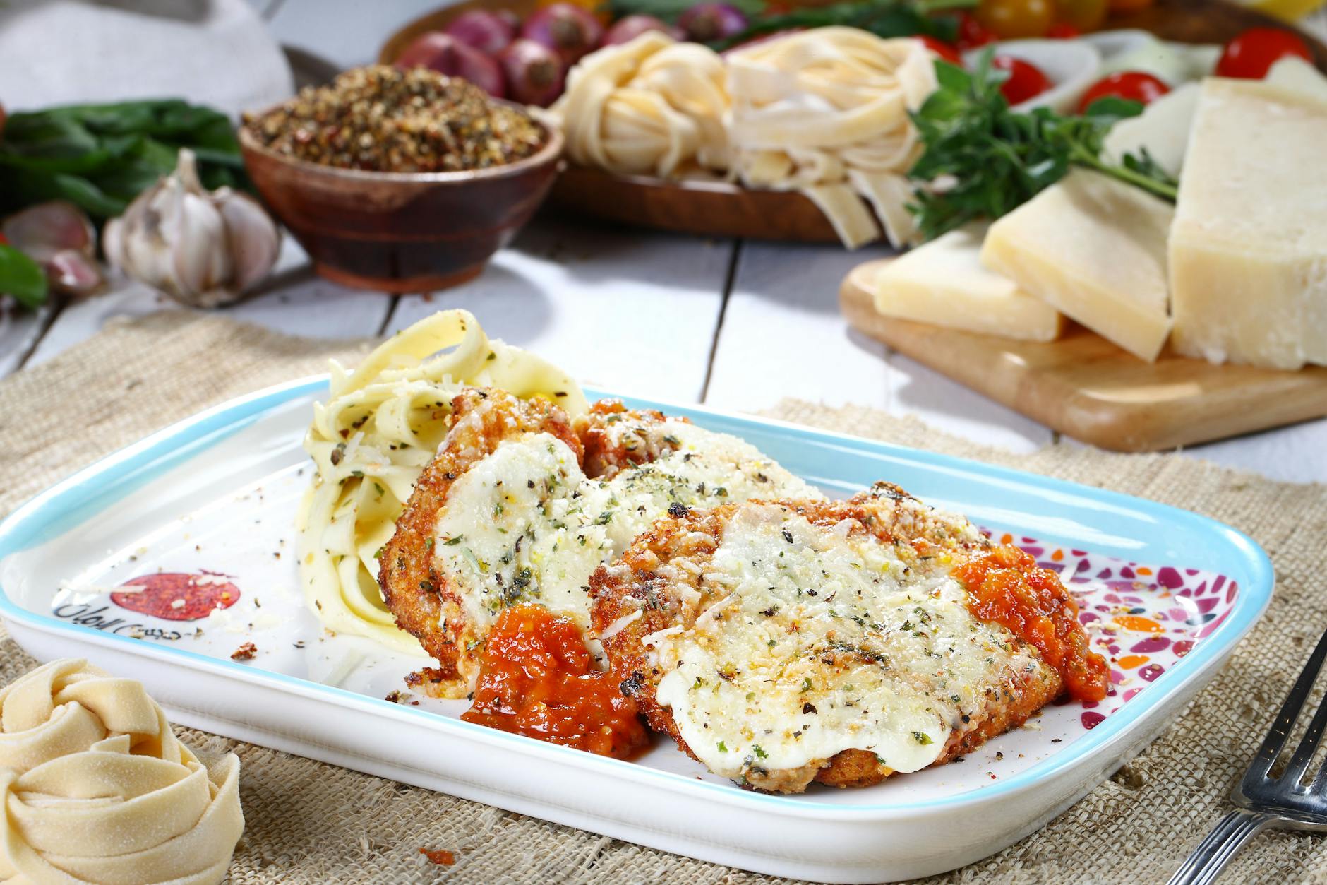 Parmigiana di melanzane gratinata in una teglia