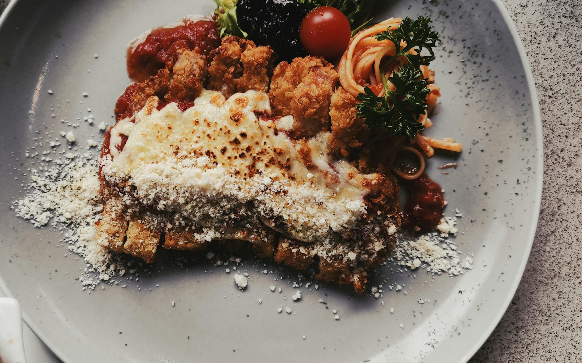 Melanzane fresche tagliate a fette su un tagliere