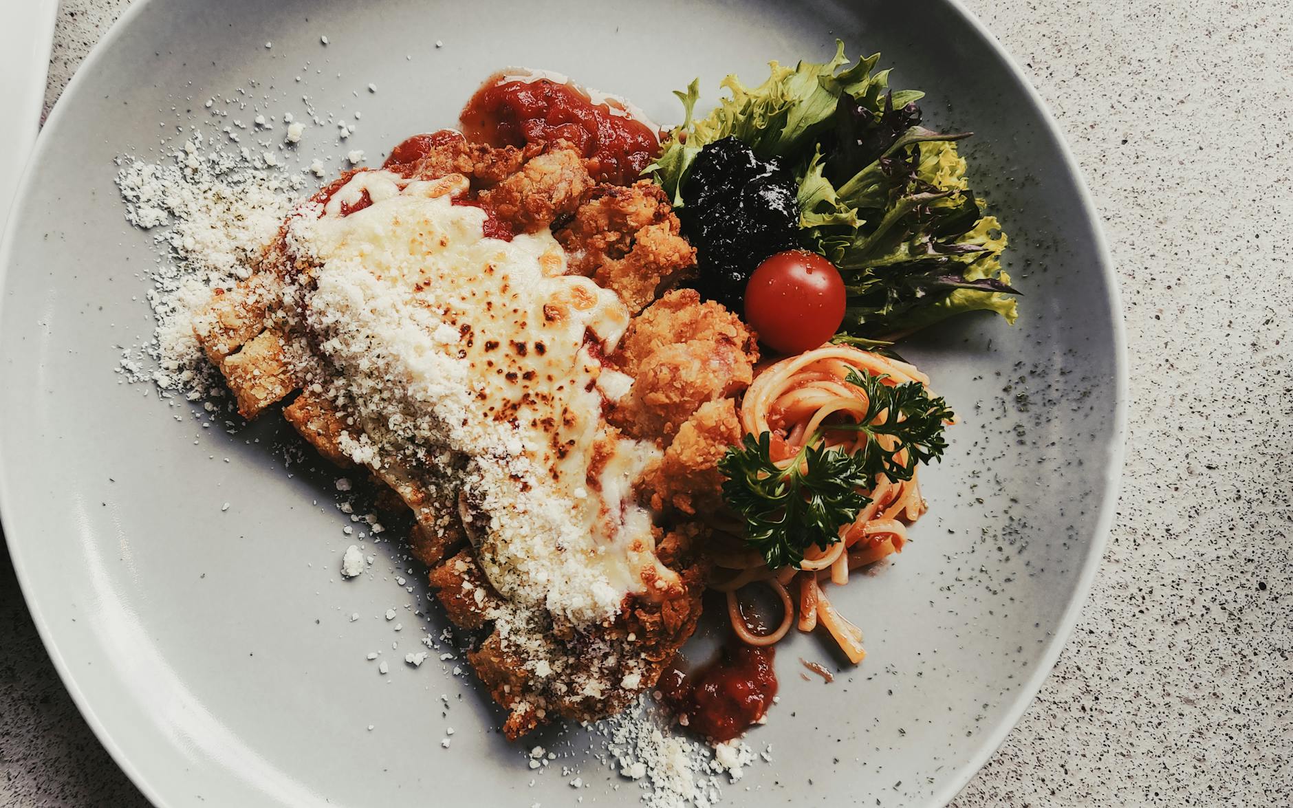 Piatto di parmigiana di melanzane servito a tavola
