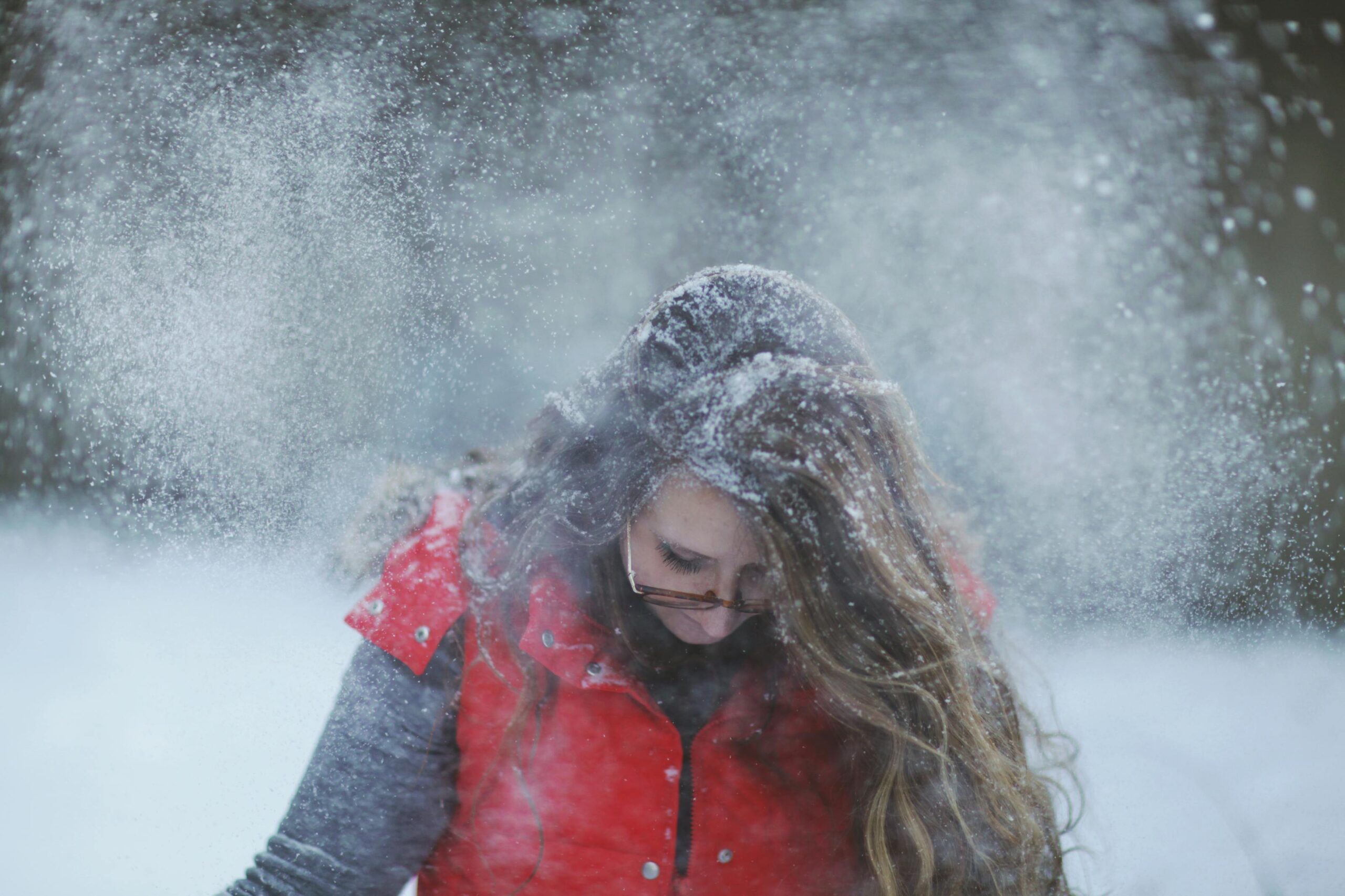 Donna nel vento freddo con neve fra i capelli: il riflesso termico