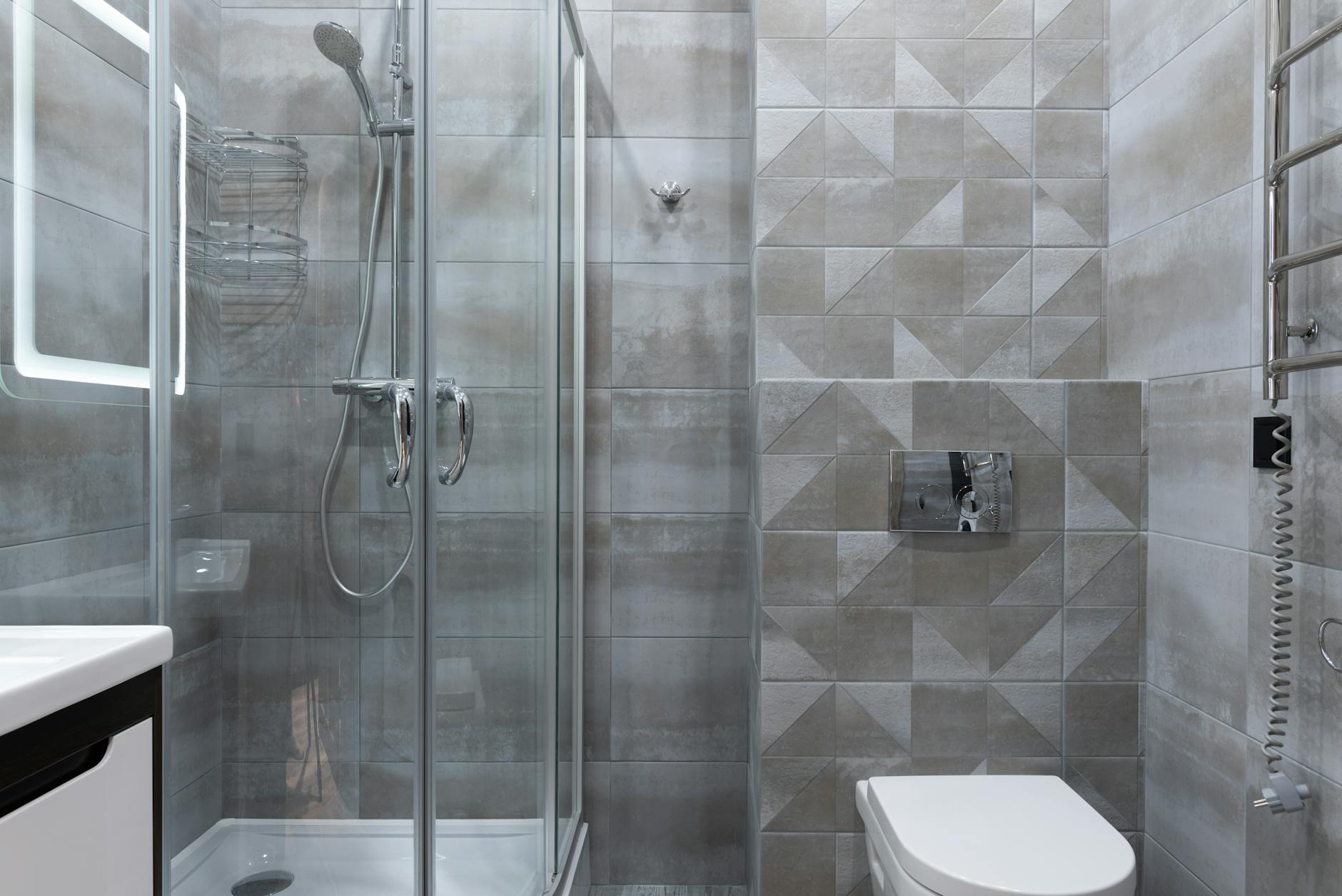 Bagno luminoso con superfici riflettenti