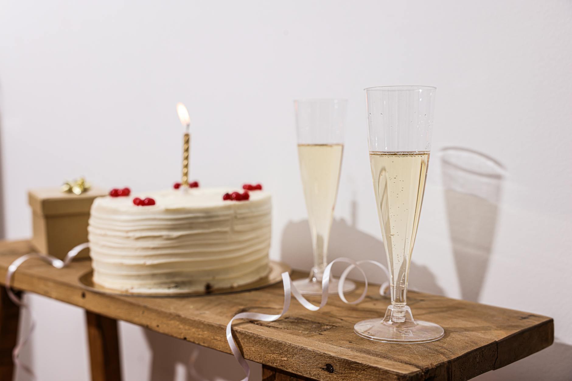 Calice di champagne con bollicine che salgono