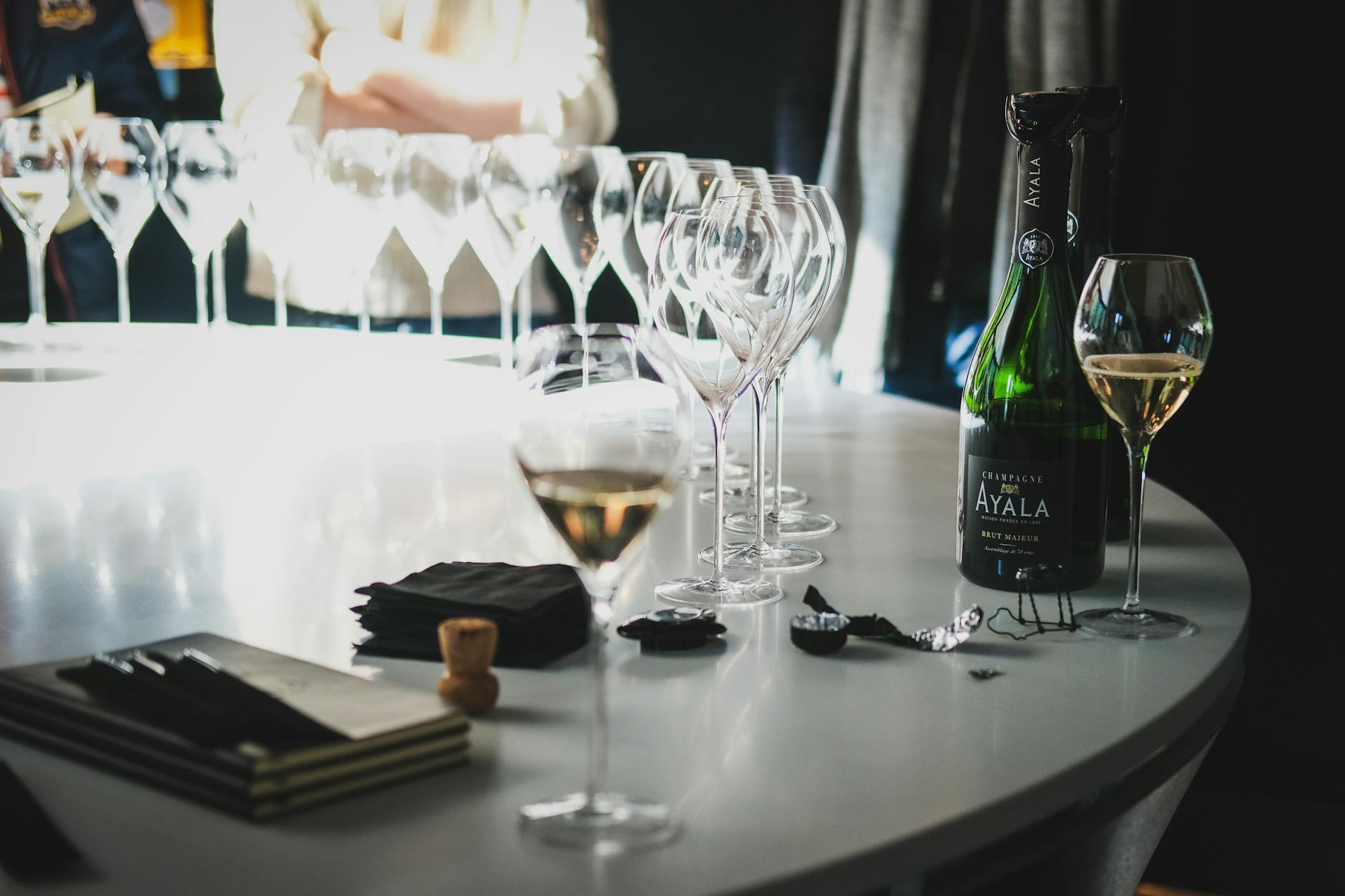 Brindisi con calici di champagne dorato