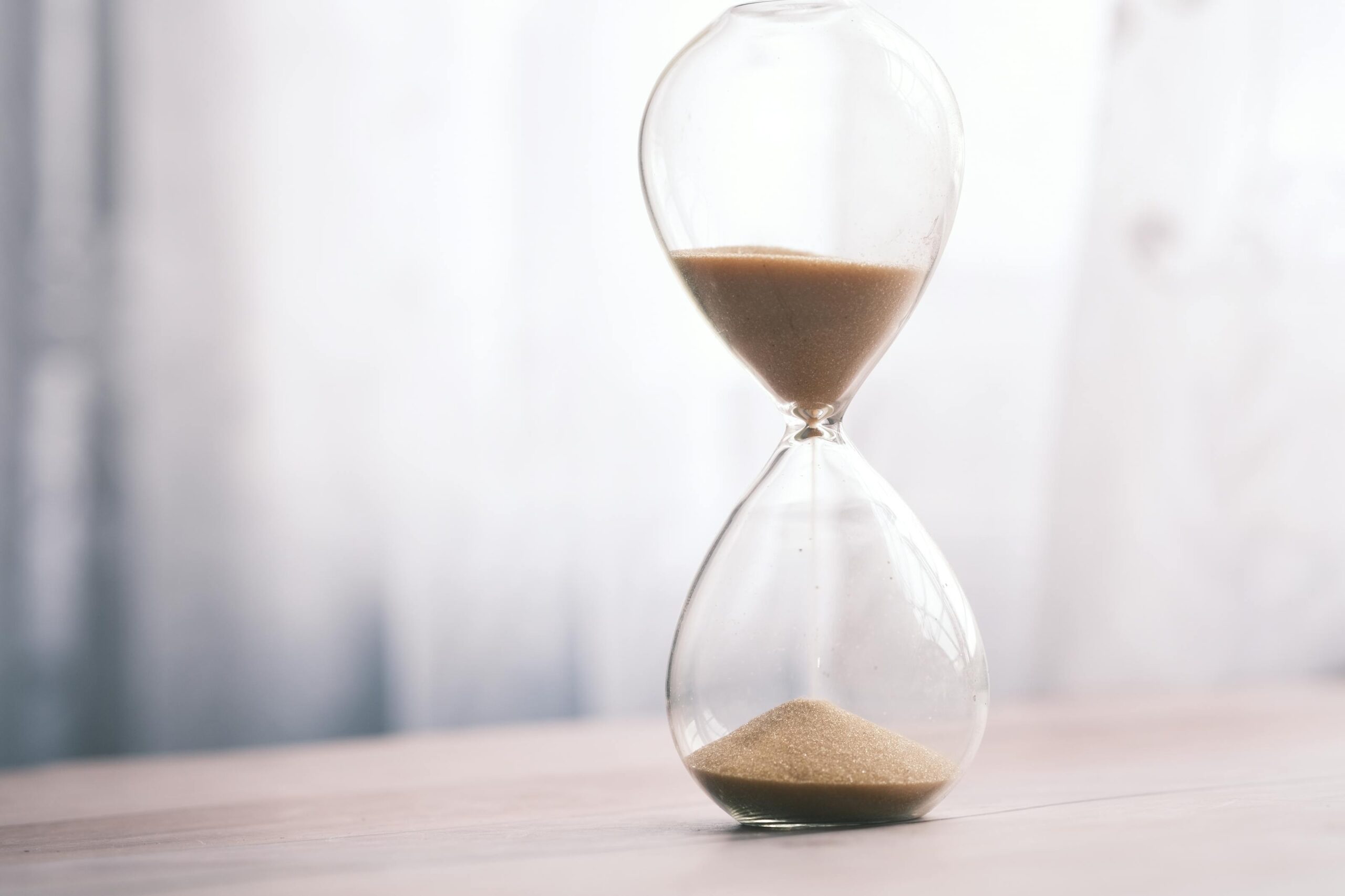 Clessidra con sabbia che scende, metafora del tempo percepito