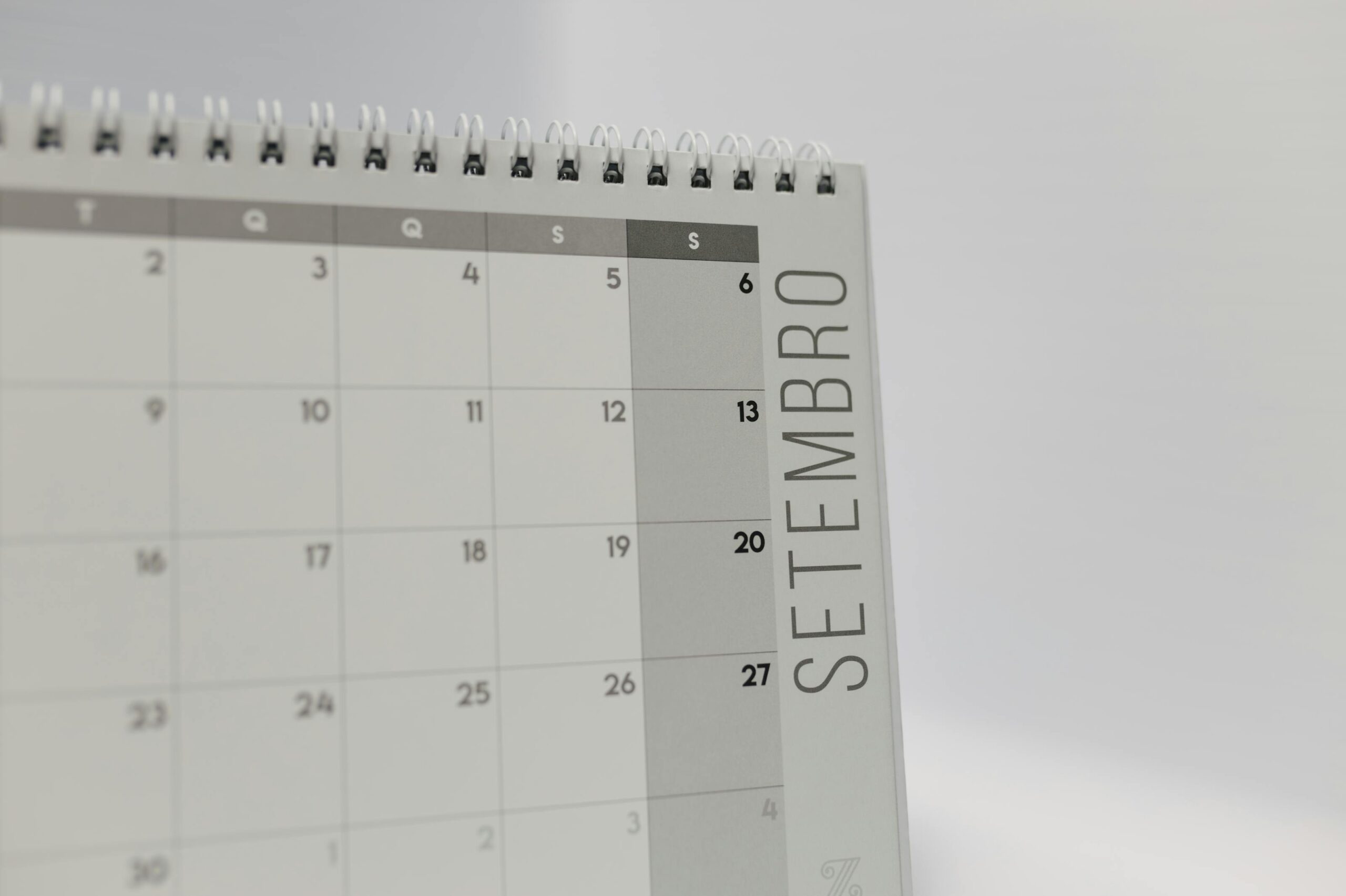 Calendario aperto su un tavolo