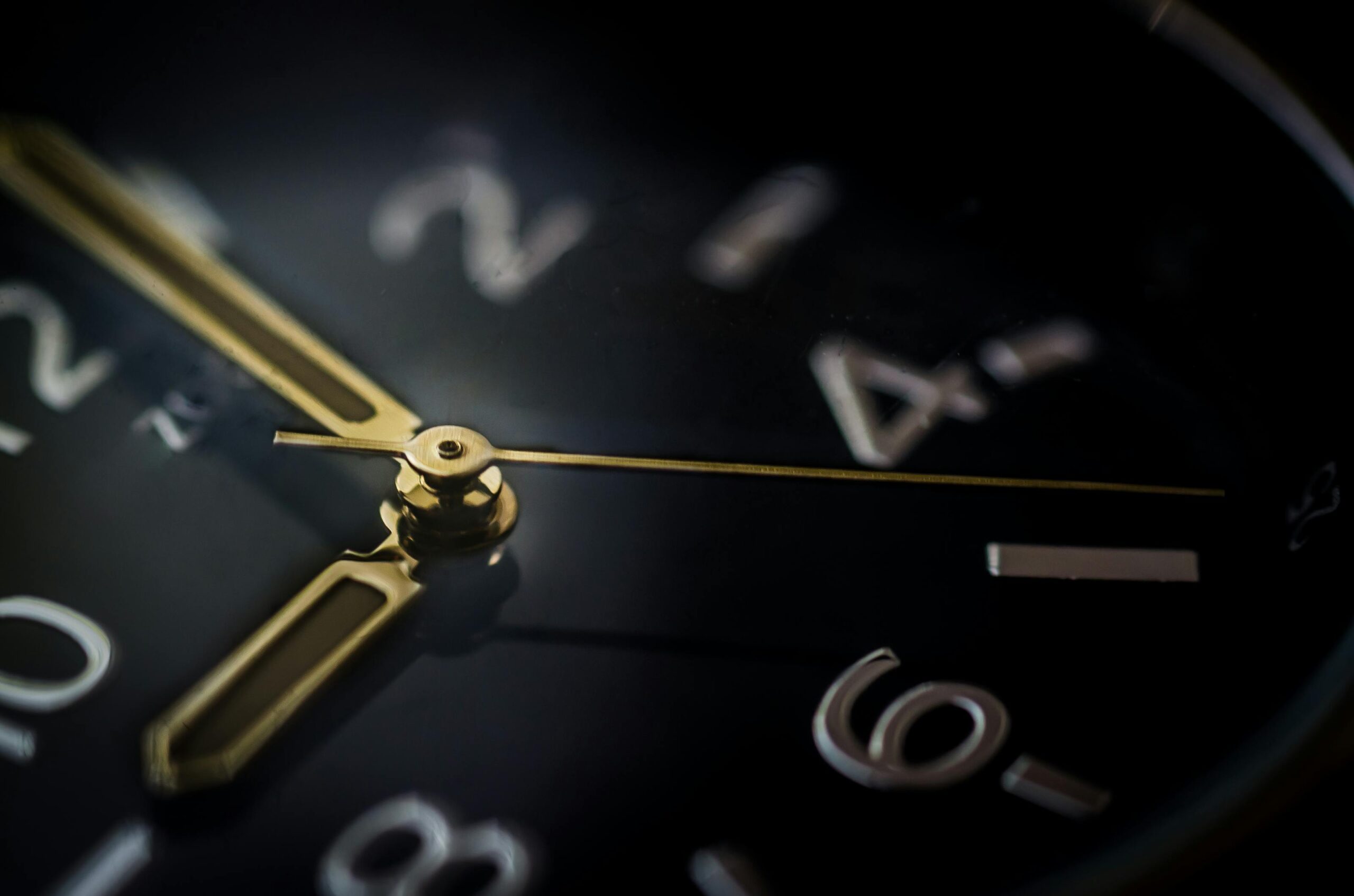 Orologio da tasca su documenti, concetto di tempo e routine