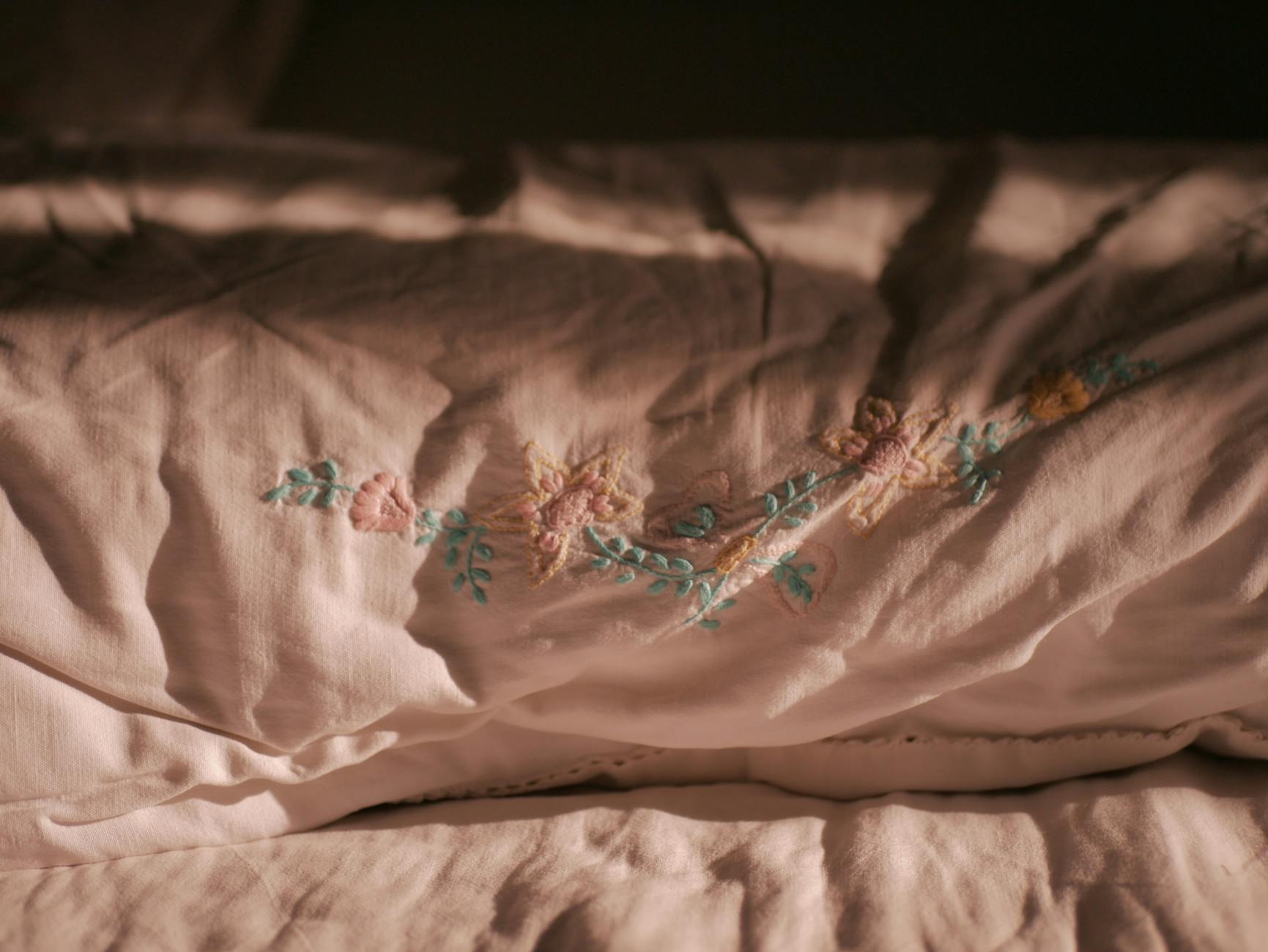 Persona che dorme serenamente nel letto
