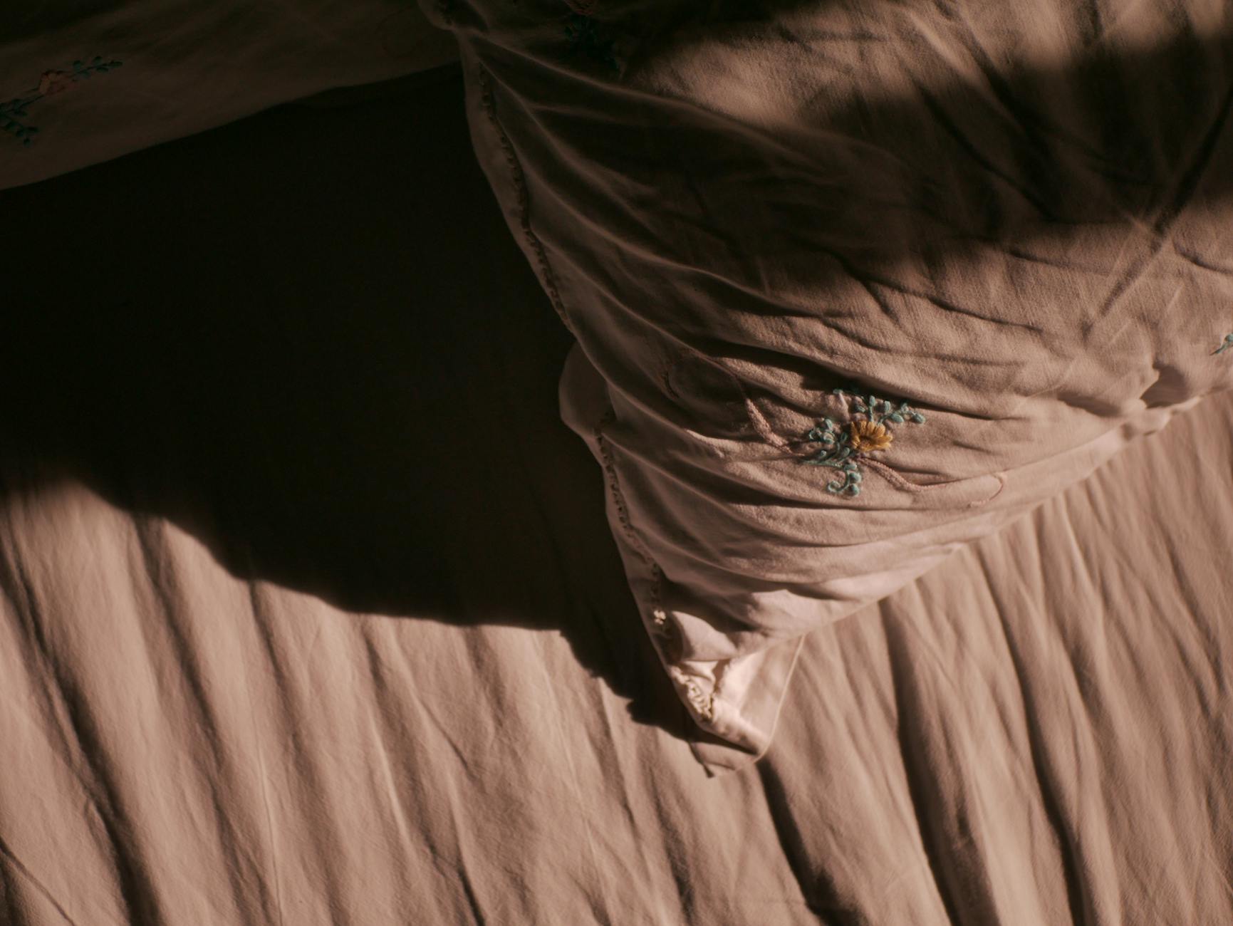 Camera da letto tranquilla con luce soffusa