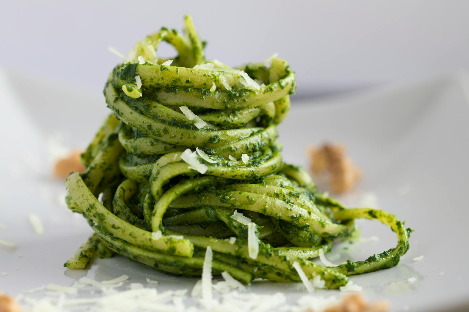 Preparazione del pesto in cucina