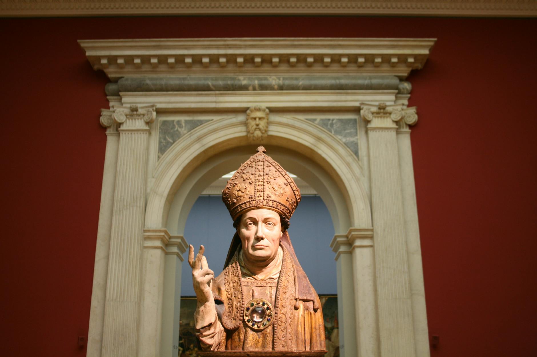 Galleria di un museo con dipinti antichi alle pareti