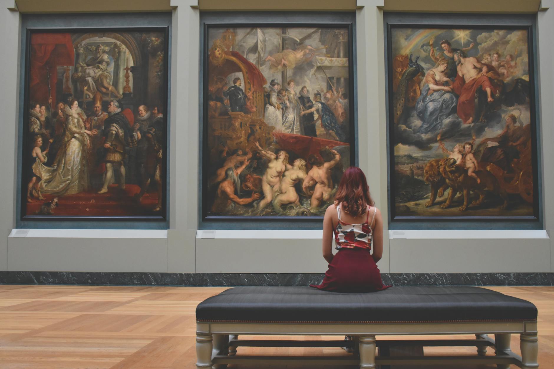 Sala di un museo con grandi tele d'epoca