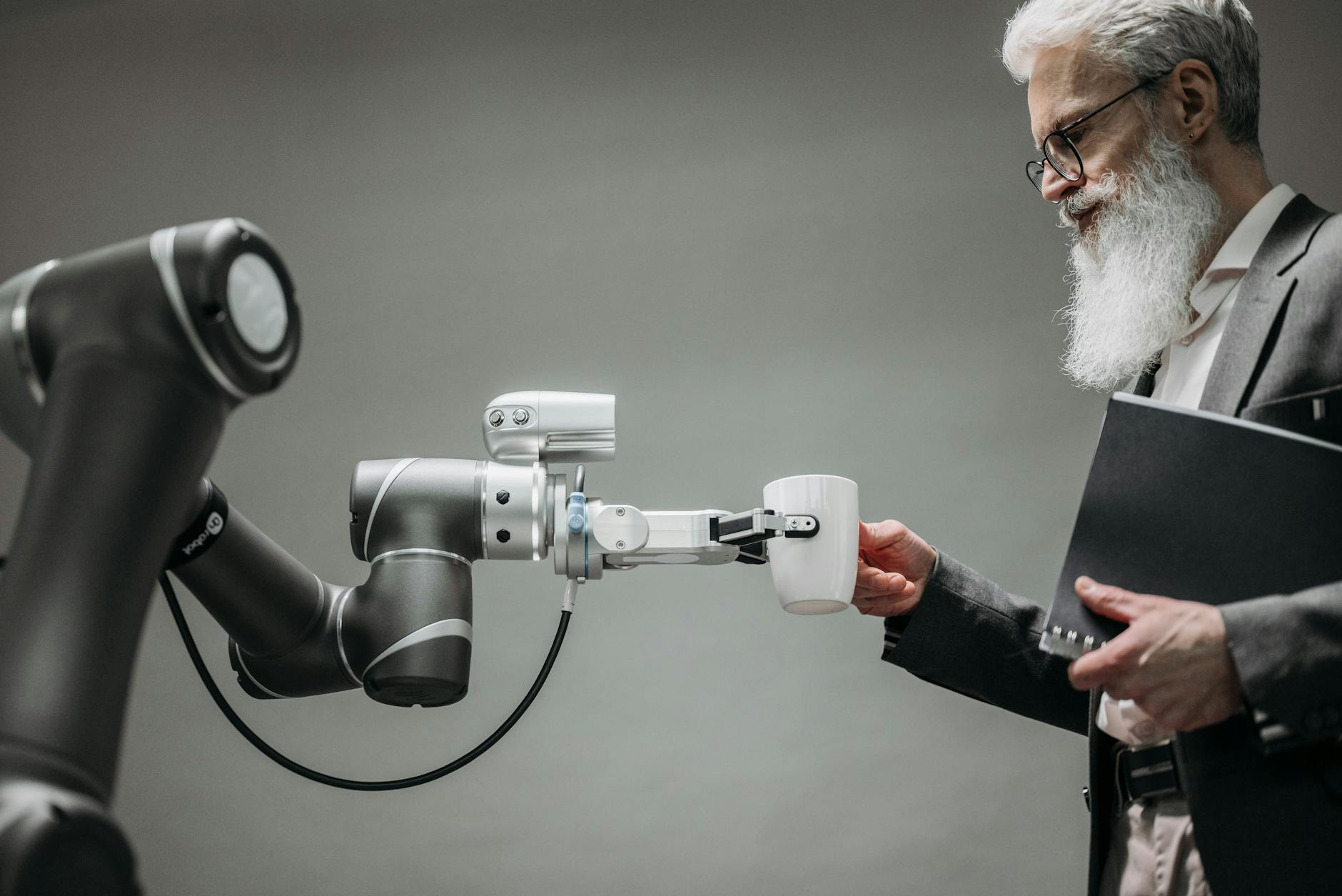Robot umanoide che interagisce con l'ambiente