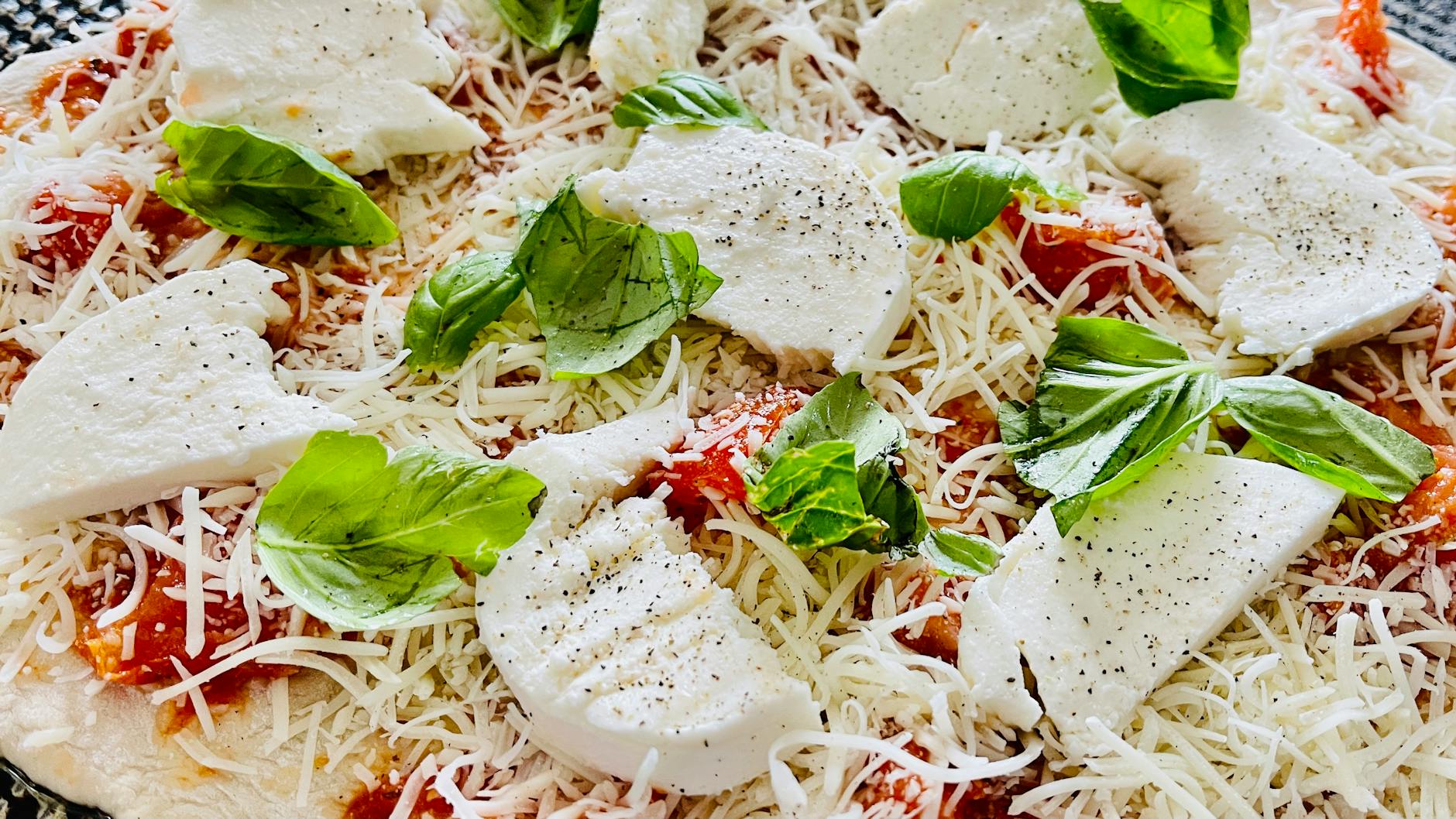 Piadina che cuoce sulla piastra di metallo
